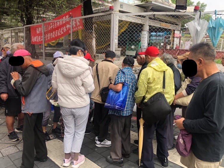 網友透露,家人在龍山寺附近直擊有數名年輕人主導「買賣個資」的攤位。(Threads@1234jjjjjmy.222授權提供)