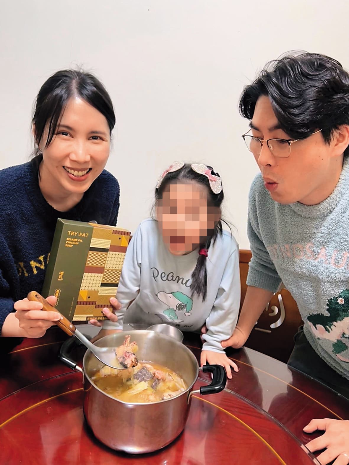 余苑綺(左)生前遺留的近千萬元小孩教育基金,有可能因老公陳鑒涉詐騙車手而變成贓款。(翻攝自余苑綺臉書)