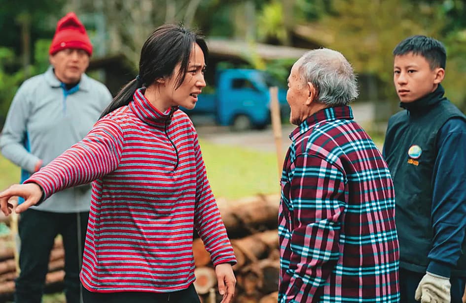 小薰(左2)過去為演出《哈勇家》增重7公斤,這些與部落有關的工作,都讓她更在意自己的根。(華映娛樂提供)