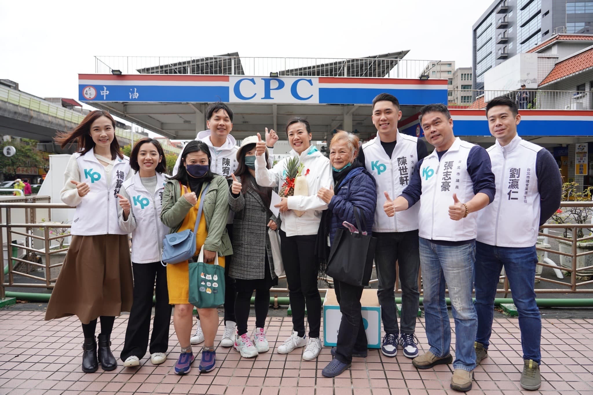 民眾黨雙北5名市議員包括黃瀞瑩、陳世軒、林珍羽、陳宥丞、張志豪發起街講活動,本月1日邀副總統參選人吳欣盈一起在內湖科技園區附近以肥皂箱開講。(翻攝自陳世軒臉書)
