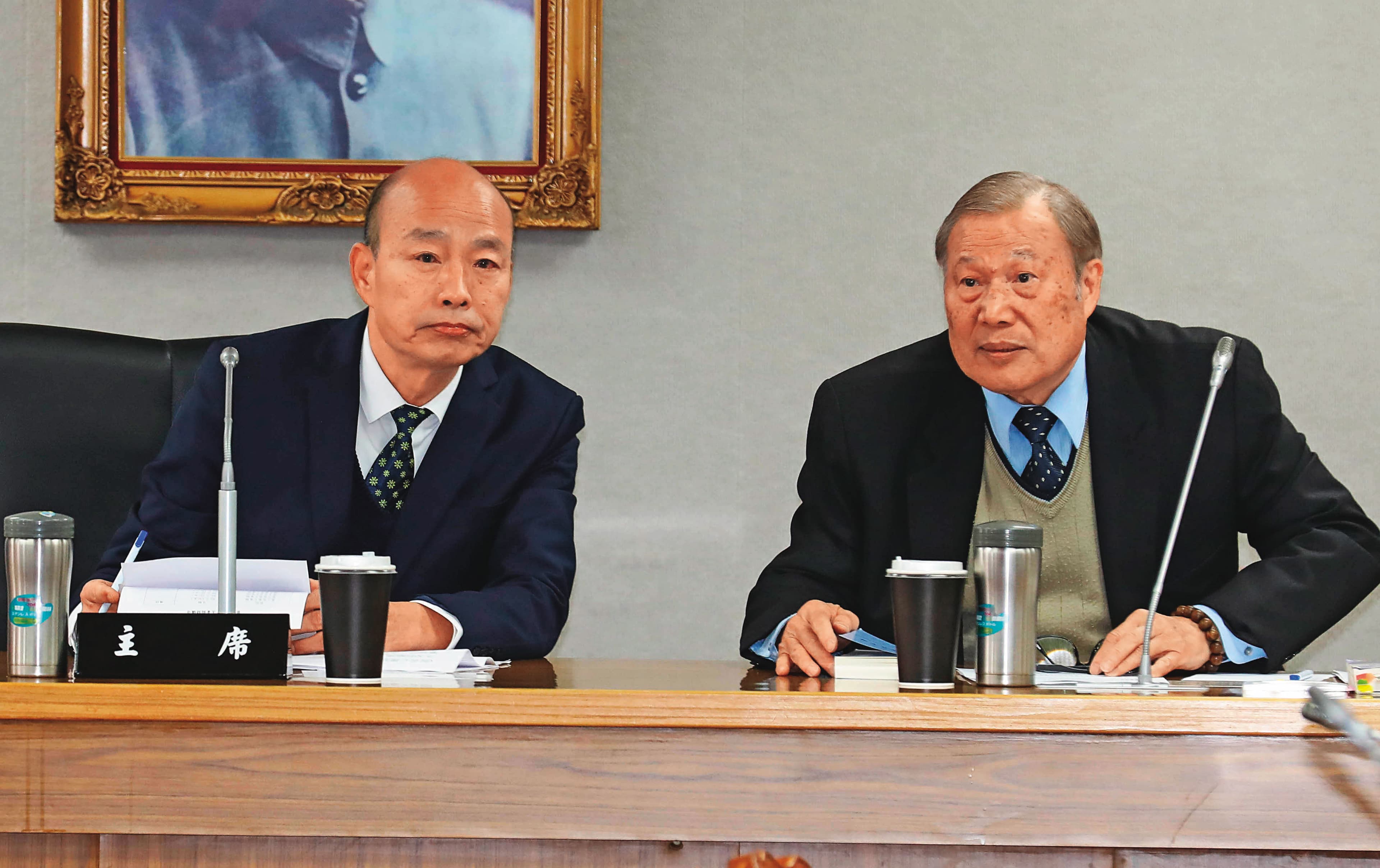 站穩議事中立同時兼顧藍營情誼,未來隨著在野火力加大,考驗韓國瑜(左)智慧。右為立法院祕書長周萬來。