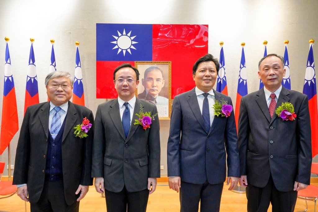 馮成(左2)升任廉政署署長。(新北市府政風處提供)