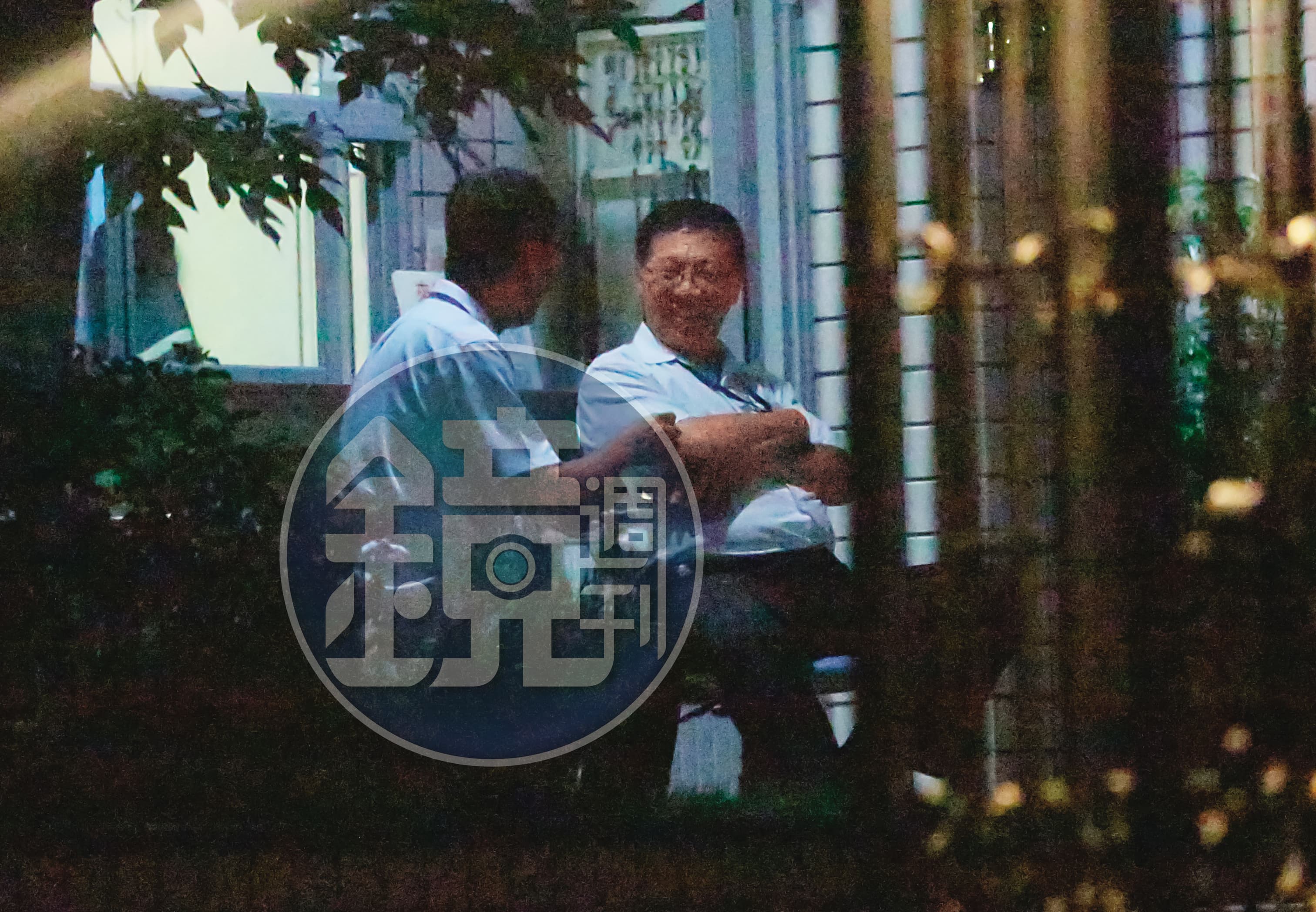 2019.7.30 20:58 柯P密會邱佩琳直擊!本刊直擊柯文哲2019年7月30日,出入邱佩琳住處,隨扈及司機(圖)在樓下等候。