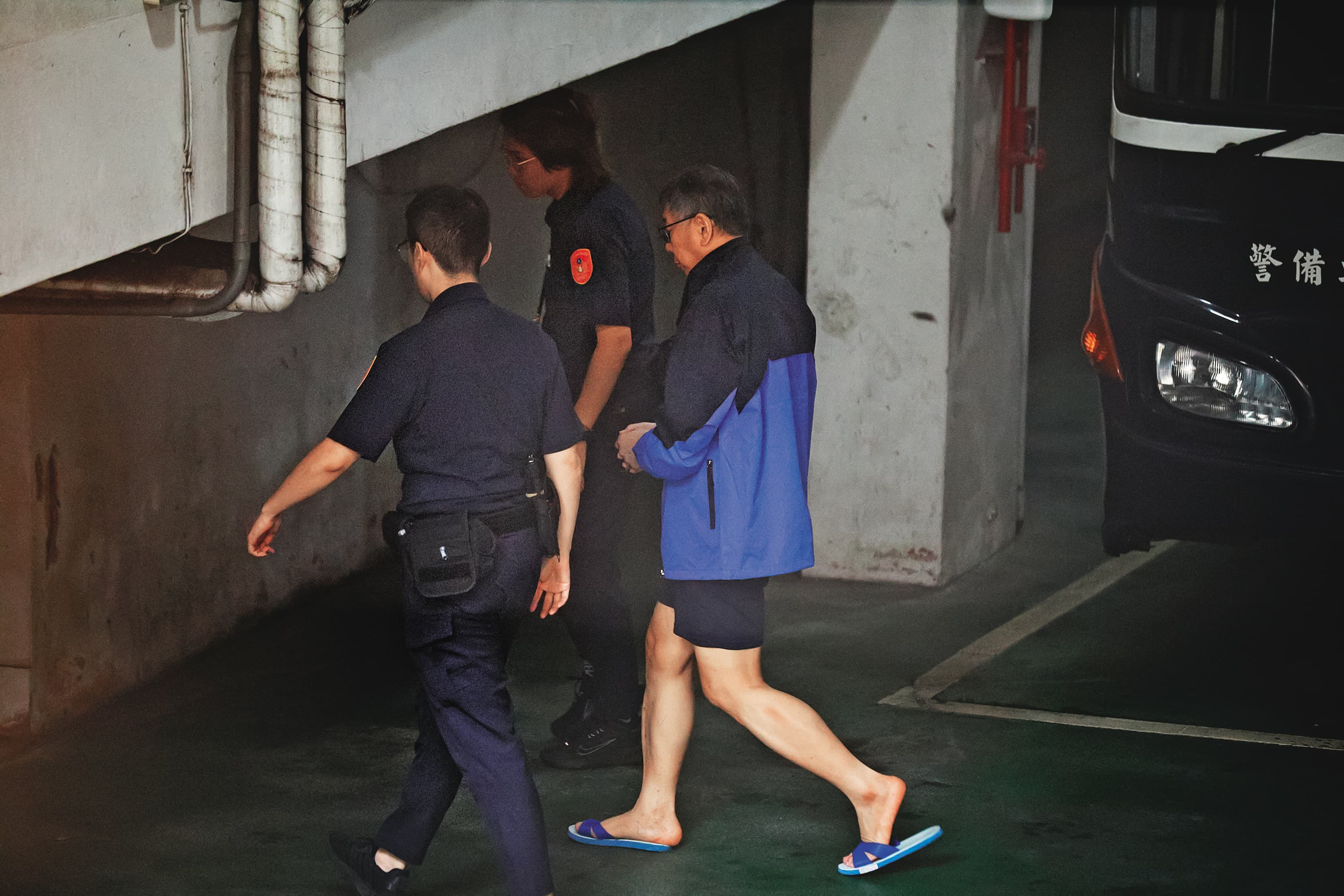 柯文哲(右)涉京華城及侵占政治獻金罪證一一曝光,不僅總統夢碎,也可能遭續押。
