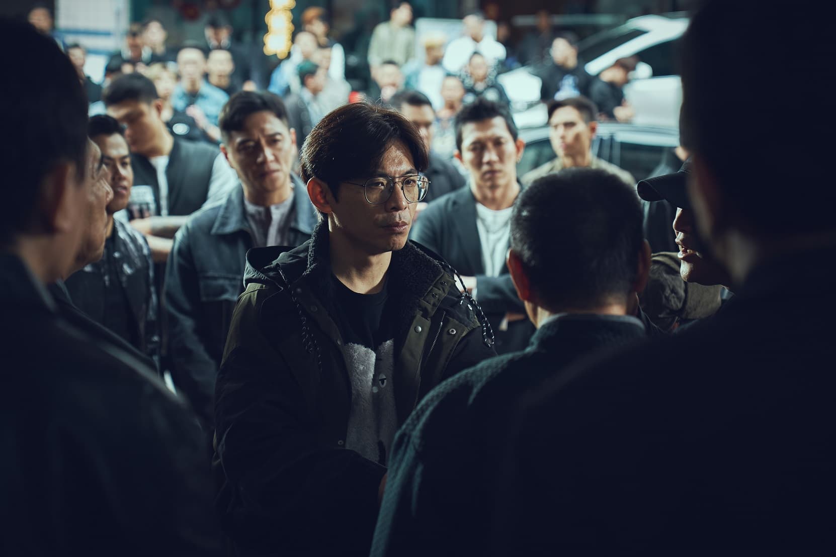 導演姜瑞智（中）在拍攝現場與工作人員討論。（曼尼娛樂提供）