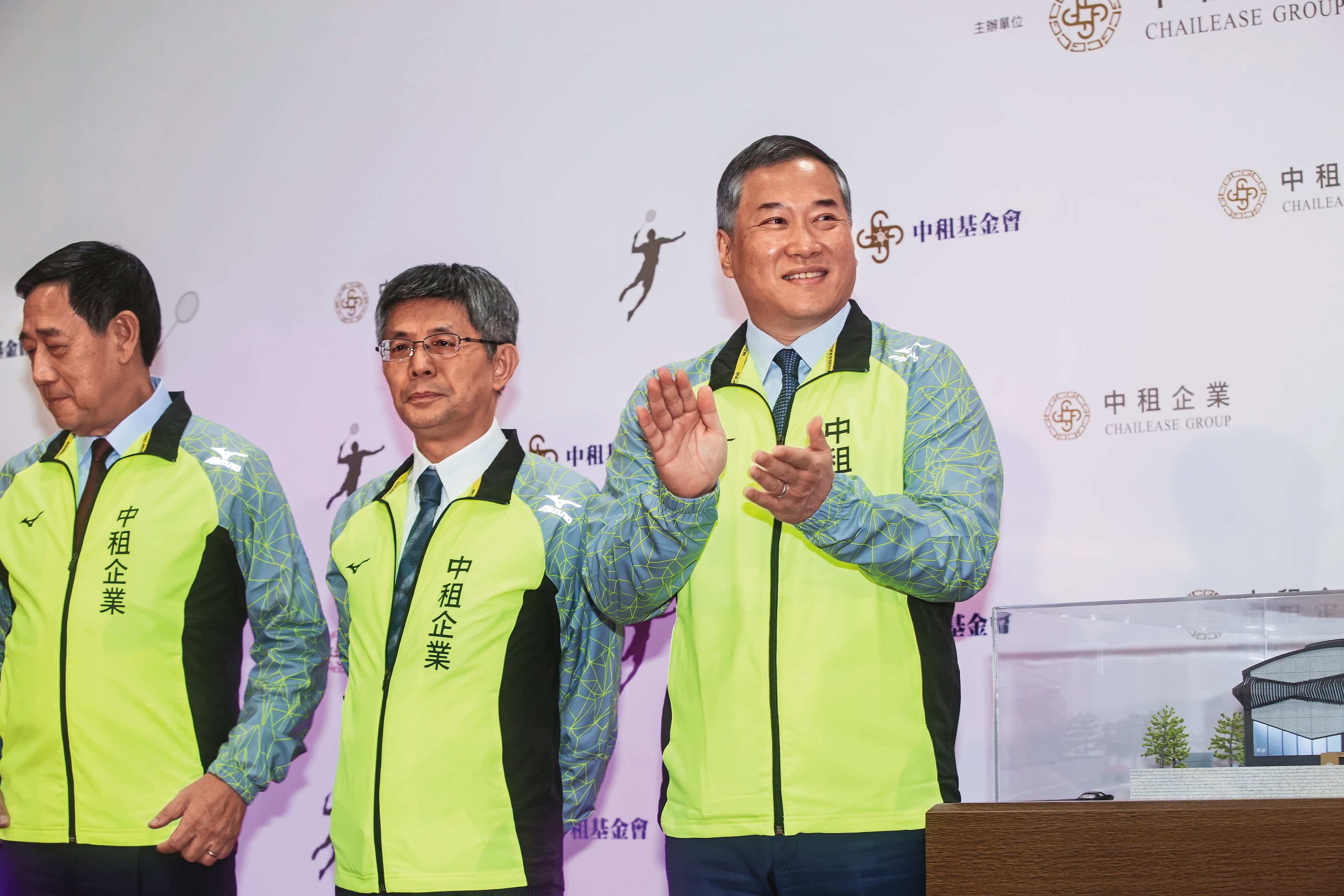 中租集團總裁辜仲立(右)的大將、中租迪和董事長陳鳳龍(左),為台南太陽光電弊案得標五天公司董事。