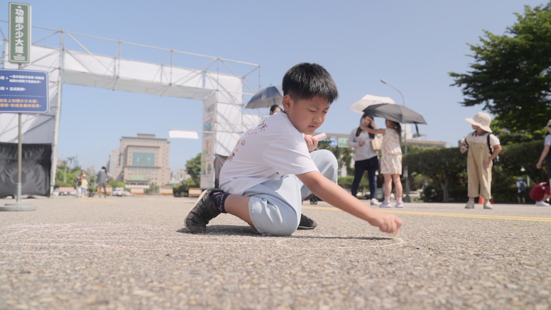 孩子拿起粉筆,把心中的理想街道直接畫在凱道上;從遊戲空間到安全設施,每一筆都是孩子對城市生活最直接的想法。