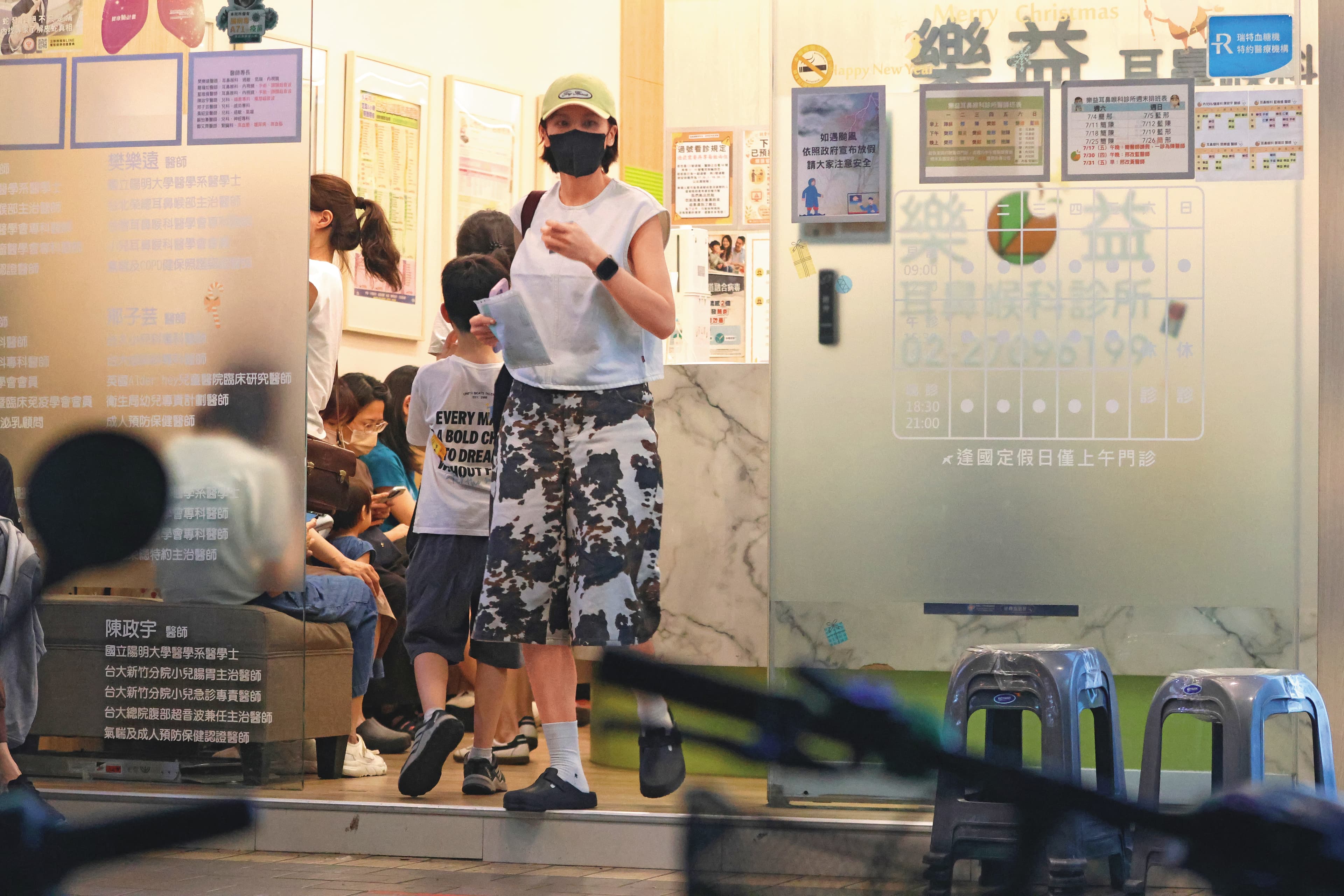 7/8,19:22,因之前一度面臨失聲危機,曾沛慈乖乖到診所看診治療,結束後拿著藥袋離開。