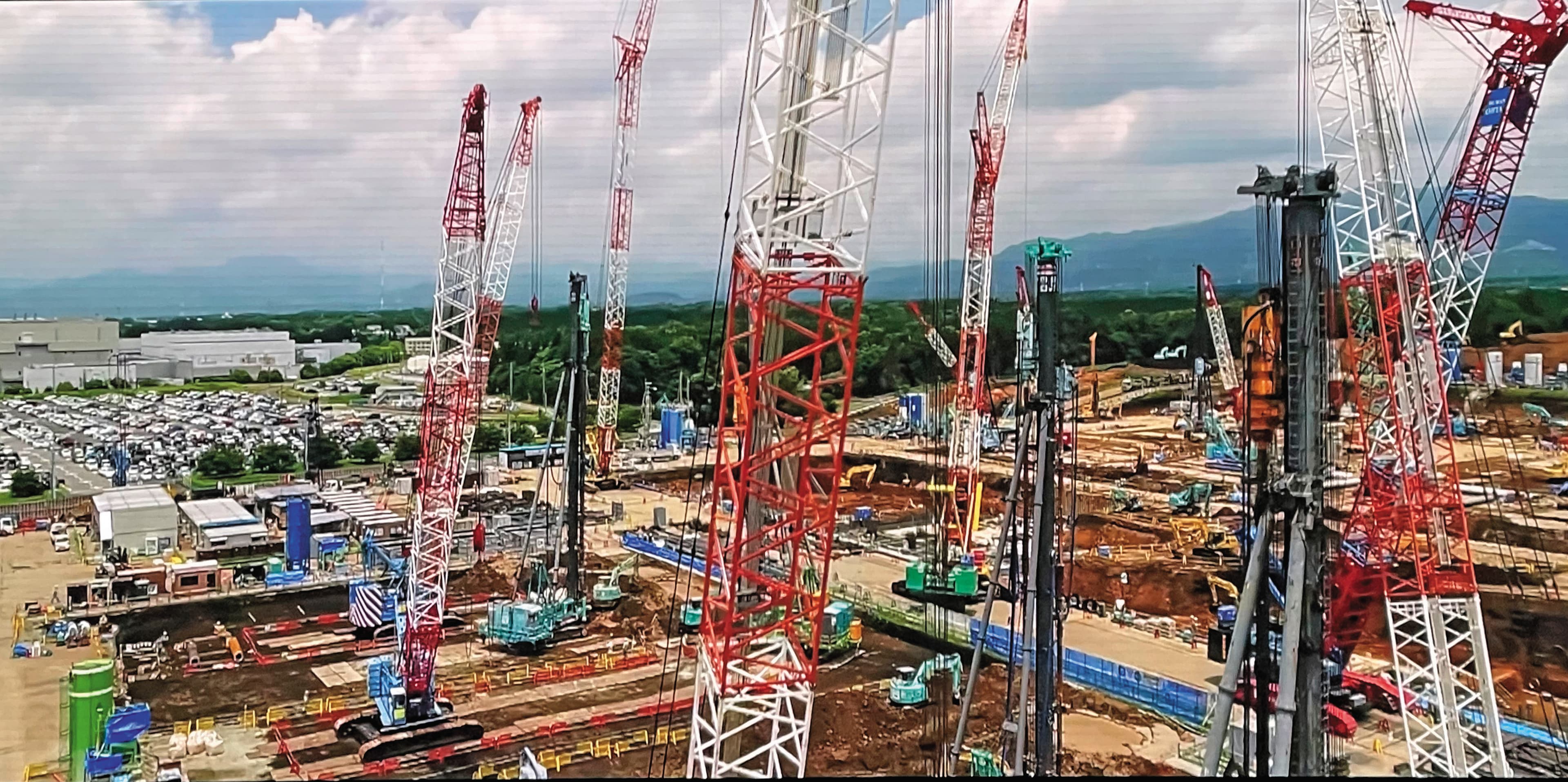 興建20個月的台積電熊本廠，聚集了幾乎全日本的吊車24小時日夜趕工。（翻攝台積電熊本廠開幕影片）