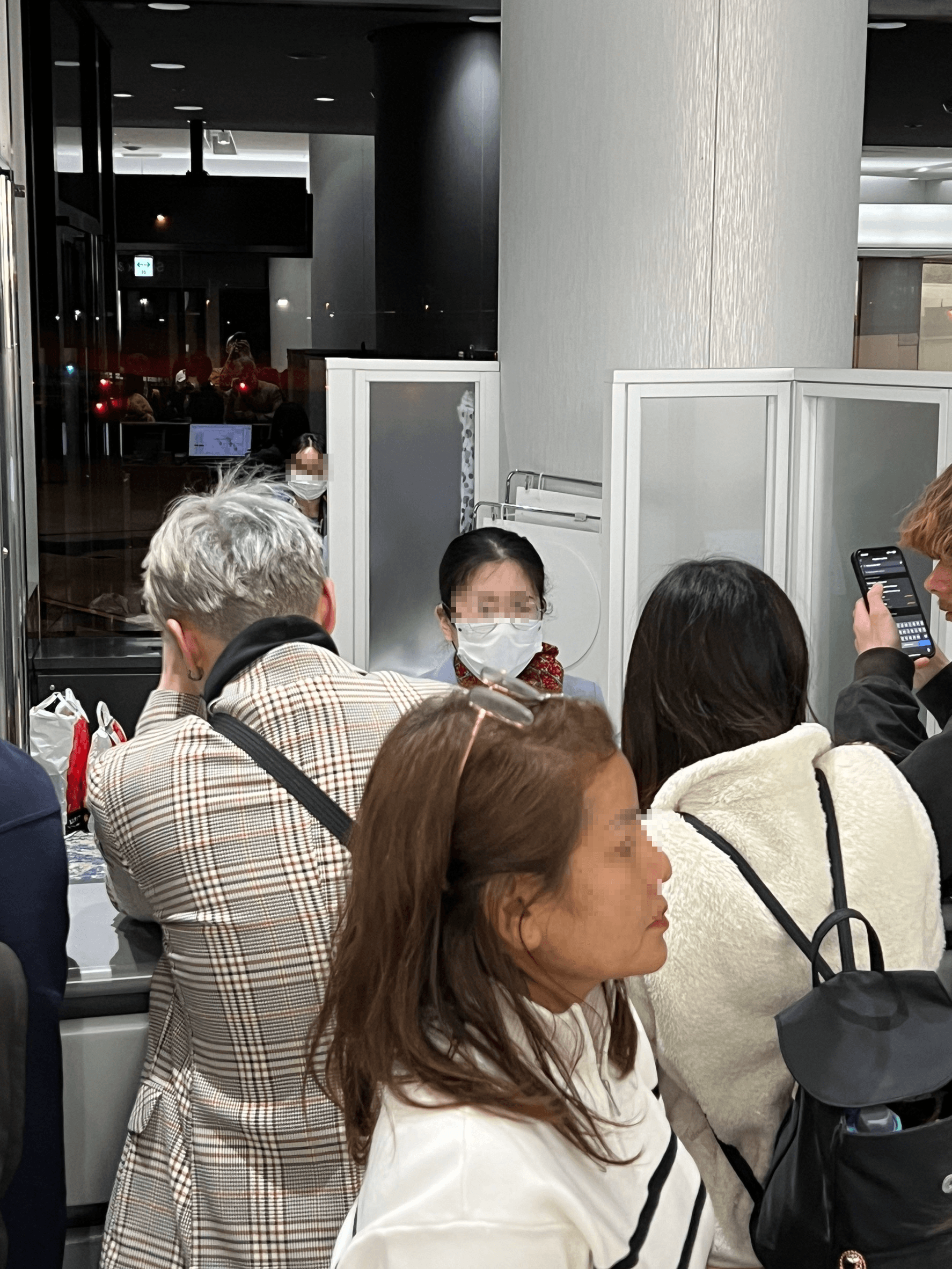 泰國獅航395玻璃破裂，台籍旅客滯留東京。（讀者提供）