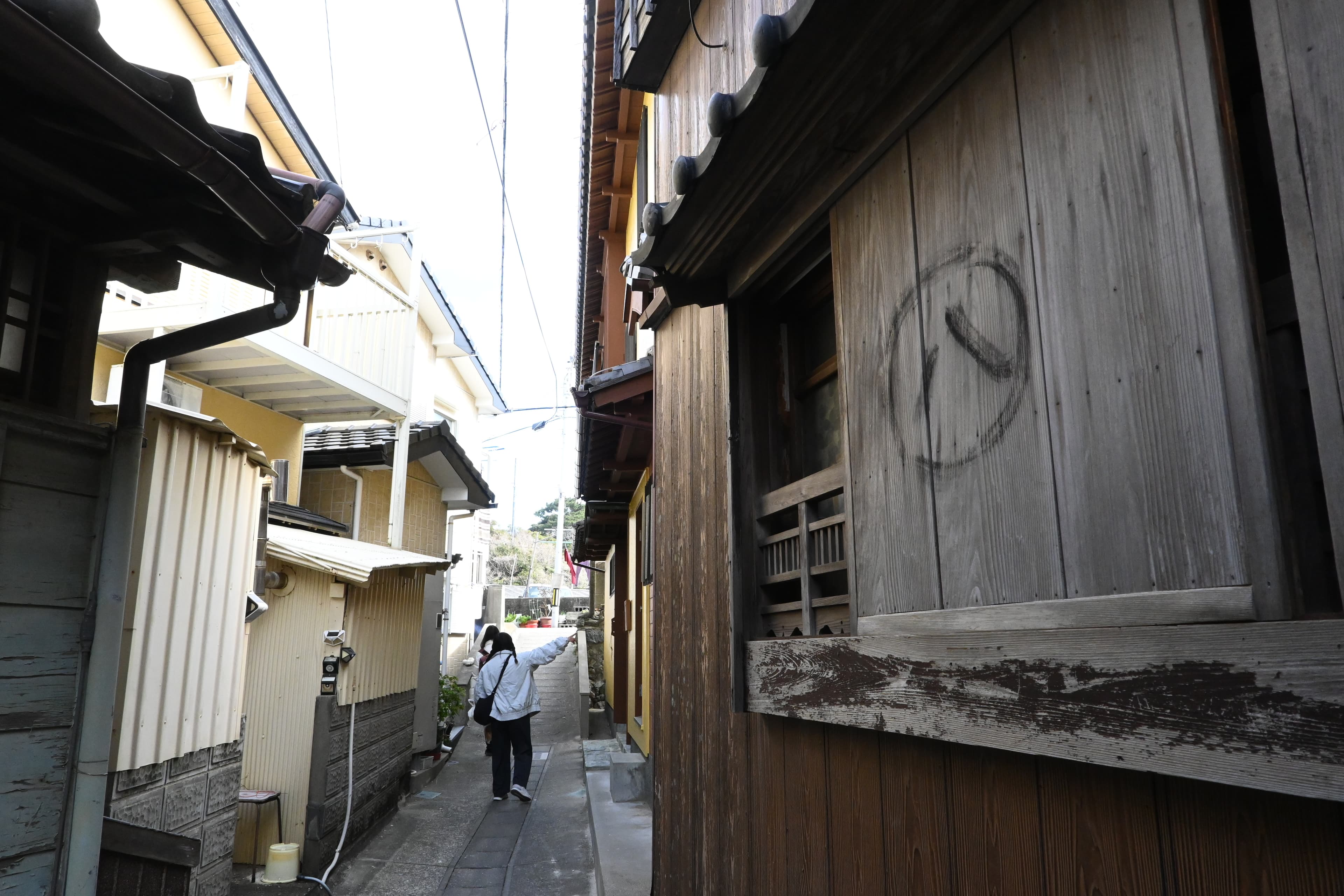 神社的「八」紋象徵祈求平安,島上不少老宅、神具上都能見到。