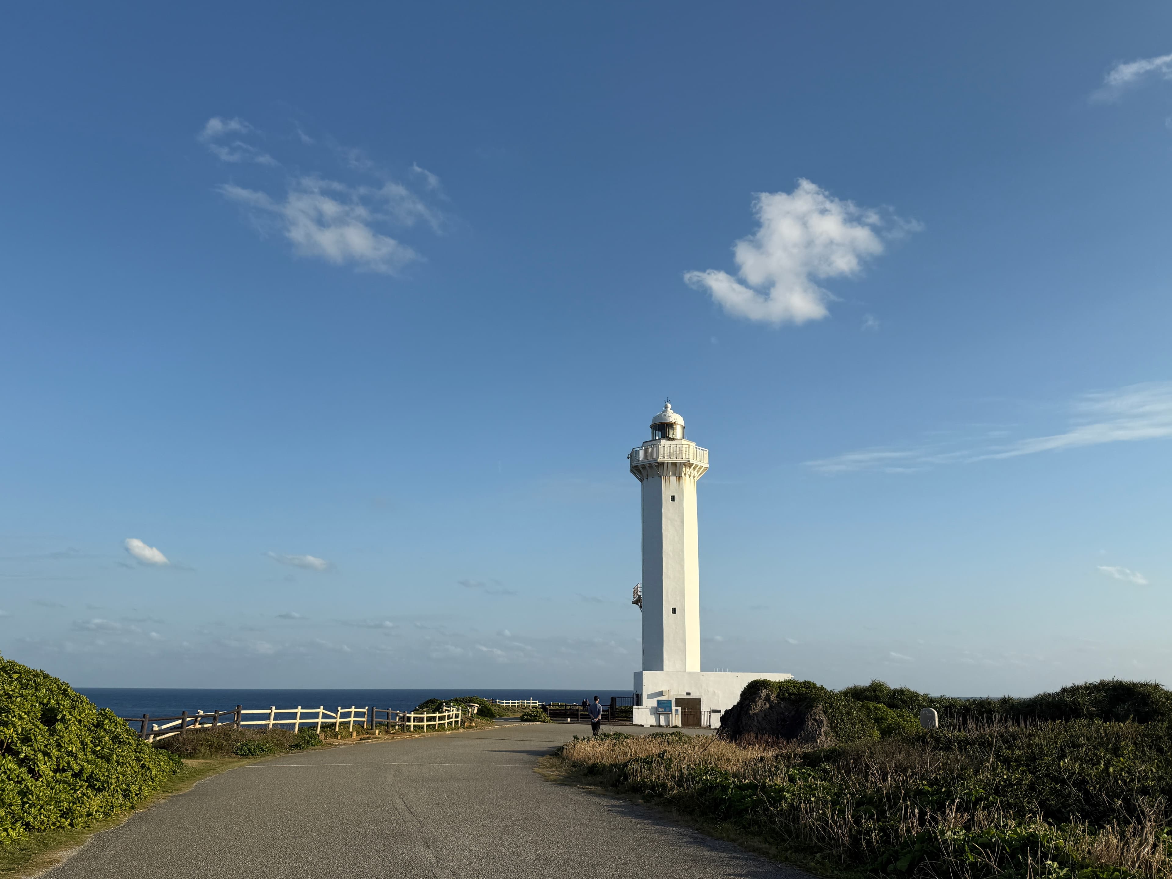 「東平安名岬」位於宮古島東南端,由珊瑚礁石灰岩構成,是欣賞燈塔海景與日出的知名景點。