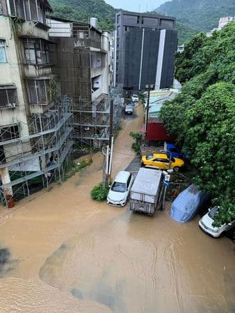 由於大雨下得又急又大,傳出北市信義區淹水災情。(翻攝自記者爆料網)