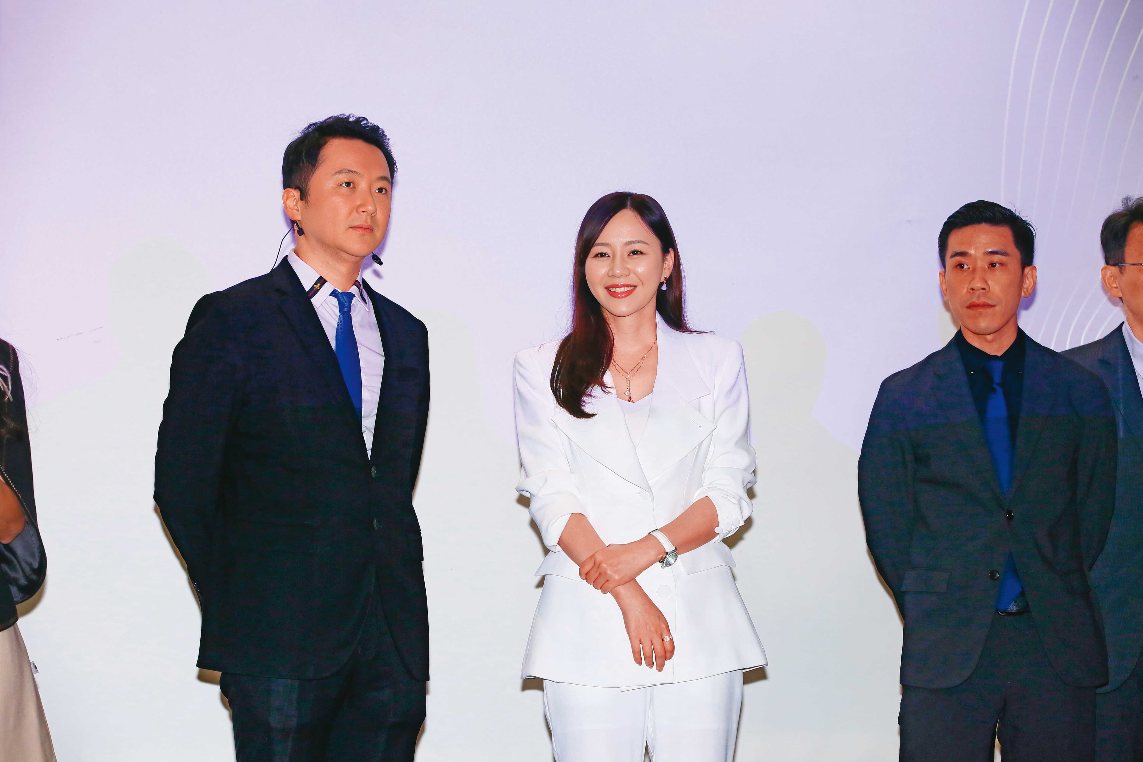 謝佳憲(左)與太太、晶鑽董事長賴柏如(右)一起出席7月的法說會,全程由掌握研發技術的謝佳憲上台發言。