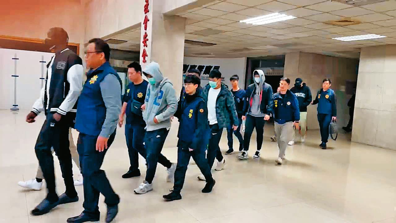 涉案的球員到案都坦承簽賭打假球,只有斑霸(左1)及柯旻豪(左2)堅持否認。(翻攝畫面)