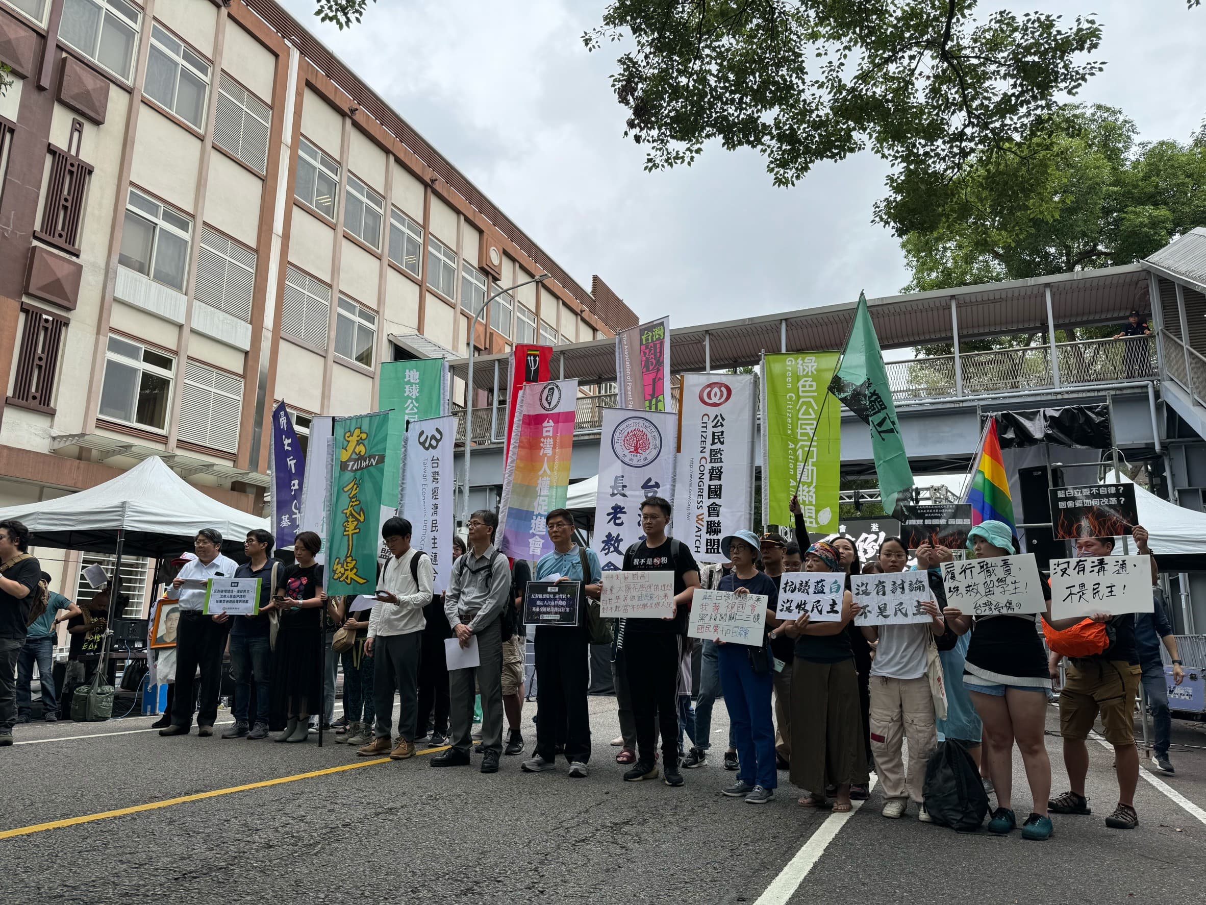 公民團體、政治學生今在青島東路開記者會。