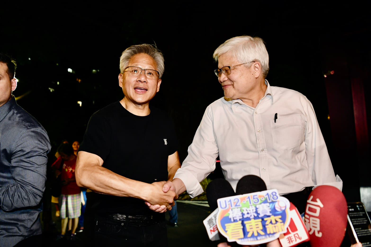 黃仁勳今將搭私人專機來台,首站到台南台積電參訪3奈米廠,預計明將在台積電運動會和魏哲家同台。圖為今年8月黃、魏在台北餐敘。(鏡報李智為)