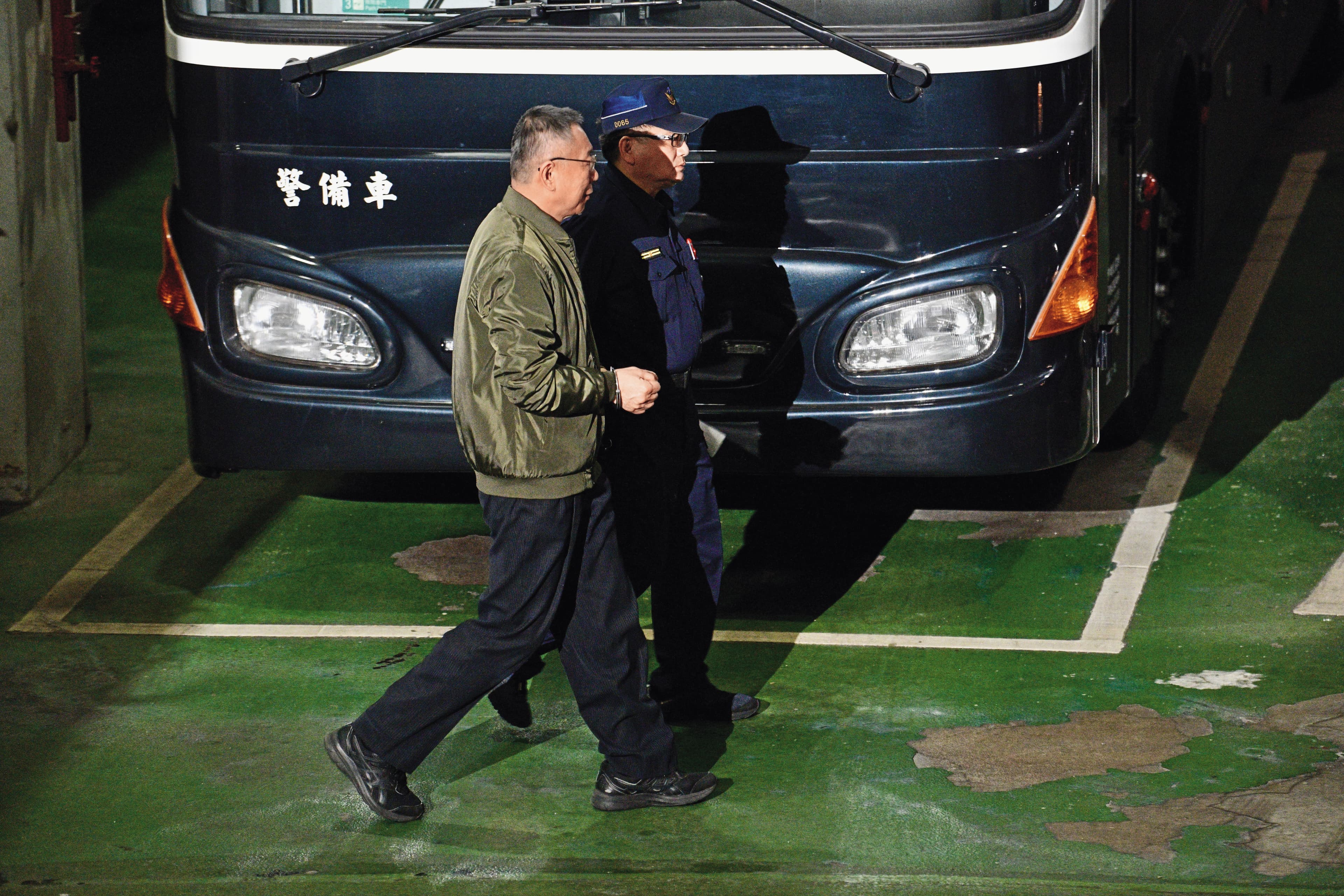 柯文哲(左)預計在3月20日出庭受審。