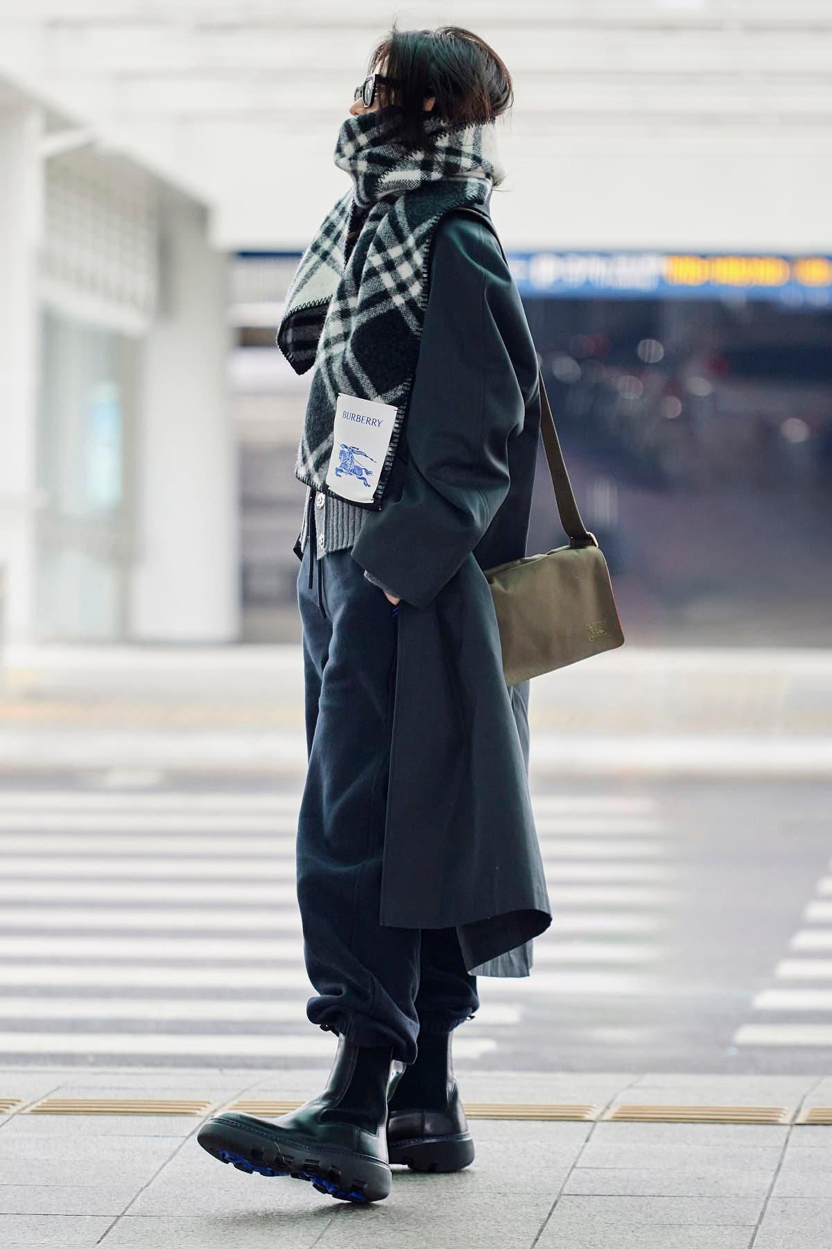 身為BURBERRY全球品牌大使,全智賢這身look真的是帥死了!(BURBERRY提供)