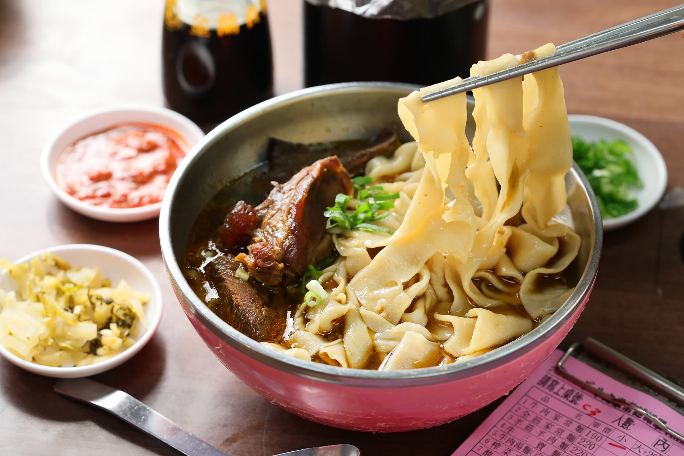吃「牛肉家常麵」建議先喝一口原湯,再按照個人口味濃淡,酌量加入店家自製的辣牛油,為湯頭賦予更濃厚的風味。