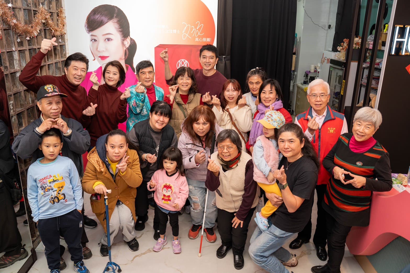 《豆腐媽媽》演員吳皓昇與「猴爺保養品」創辦人文汶攜手葉佳修、田家達,以及嘉義教養院院生、旺媽狗園園長與全體團隊,共同為「猴爺歲末感恩公益演唱會」留下溫暖合影。(民視提供)
