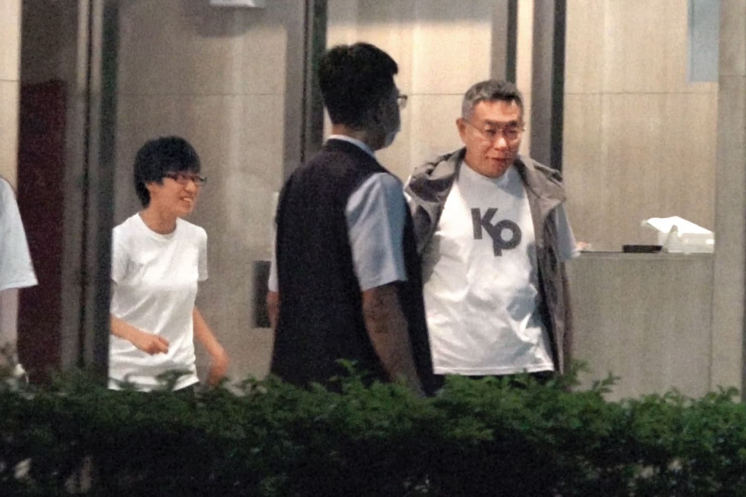 柯文哲（右）與貼身帳房許芷瑜（橘子，左），多次和沈慶京密會。
