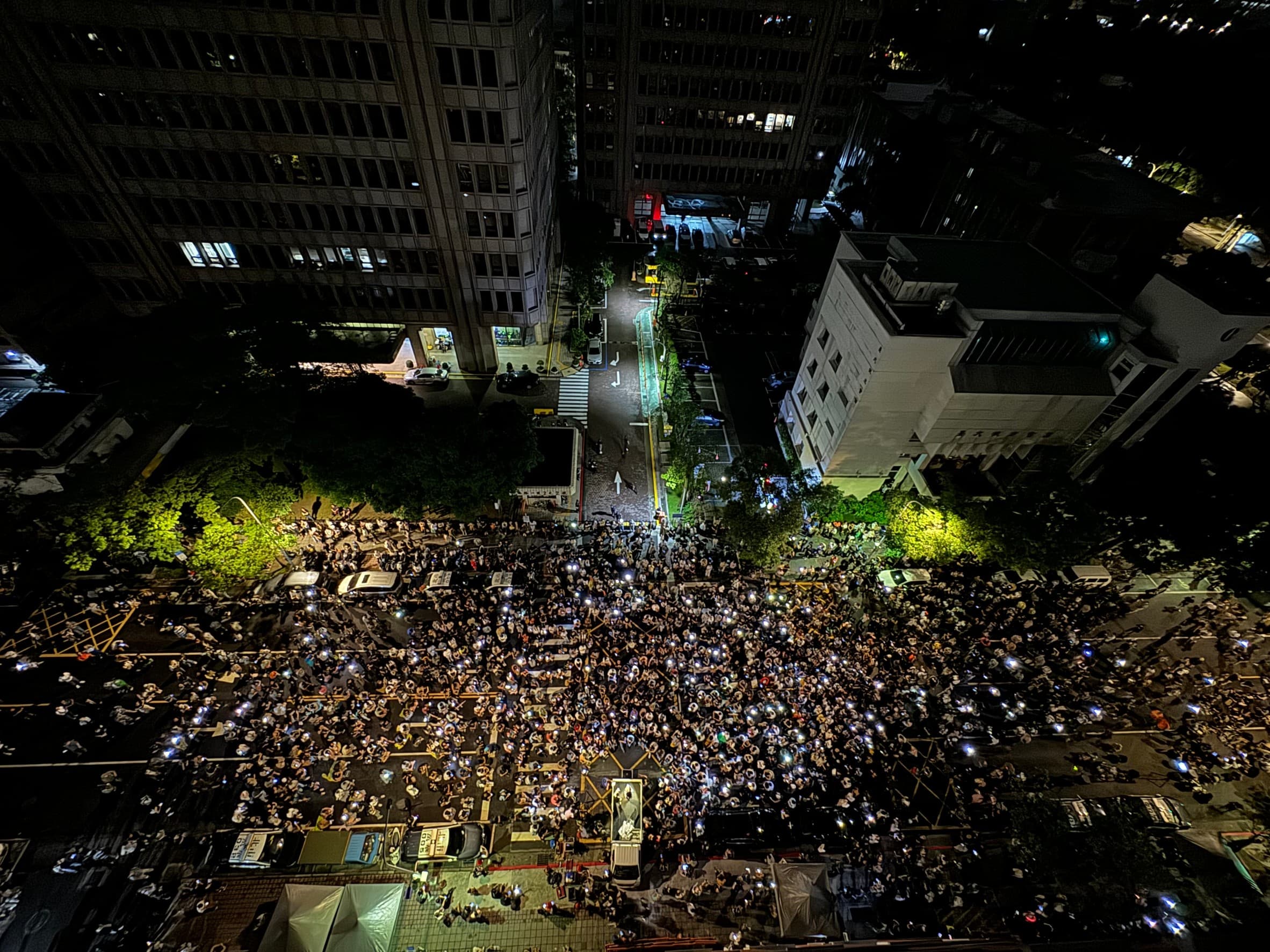 為了抗議國會改革法案,今立法院外聚集大批民眾上看萬人,濟南路上人潮滿滿。