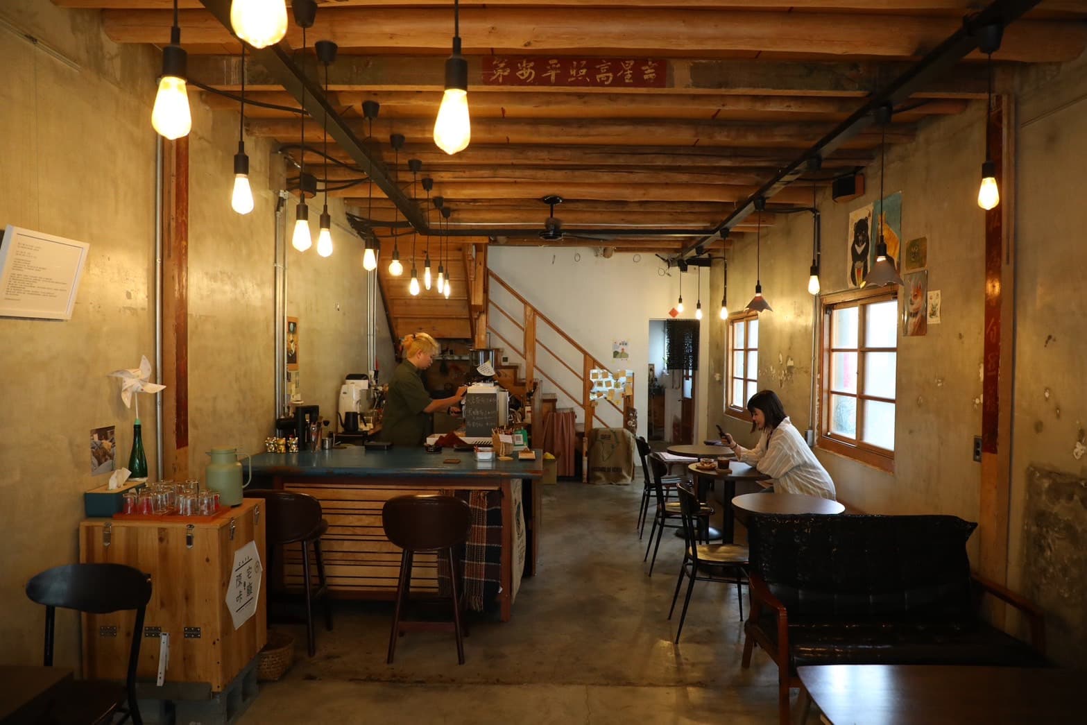 「陳宅CAFÉ」將老屋打通,經過歲月洗禮,依舊沉穩、安心的空間一目瞭然。