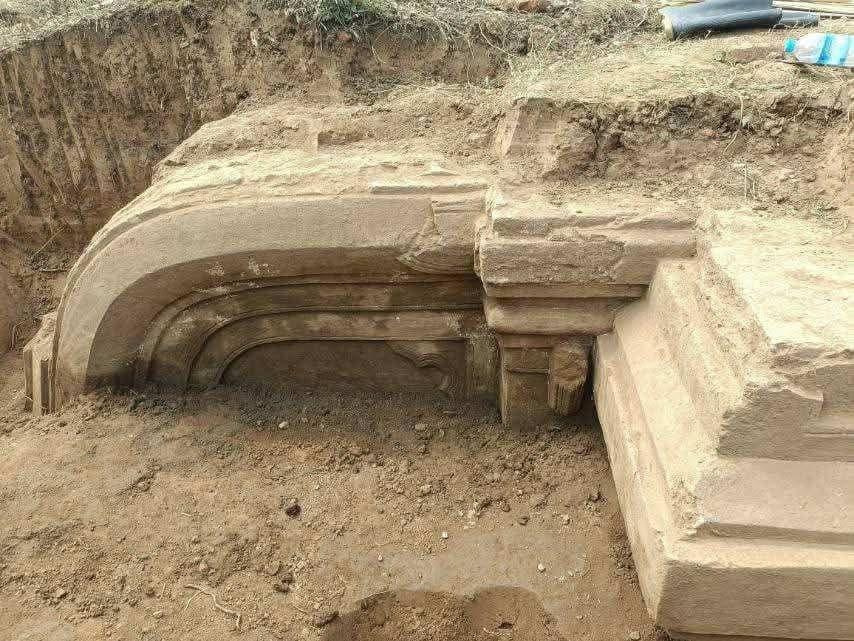 目前考古學家進行遺址挖掘,發現更多古代建築構件。(翻攝X@RjNol)