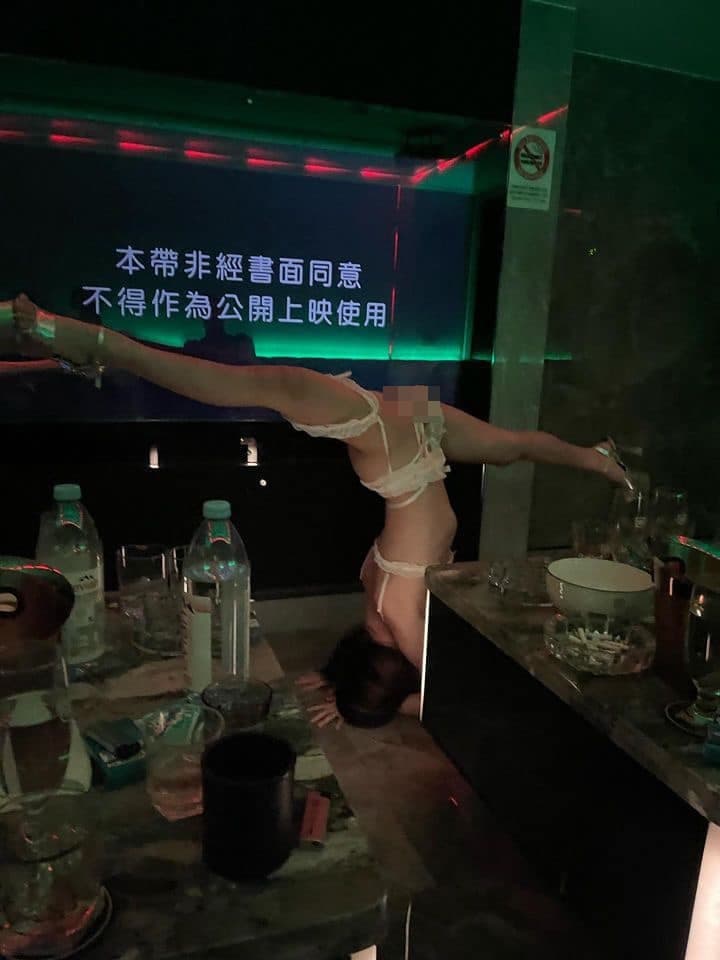 酒店妹包廂內倒立劈腿的畫面，引起網友熱烈討論。（翻攝自「爆廢公社二館」）