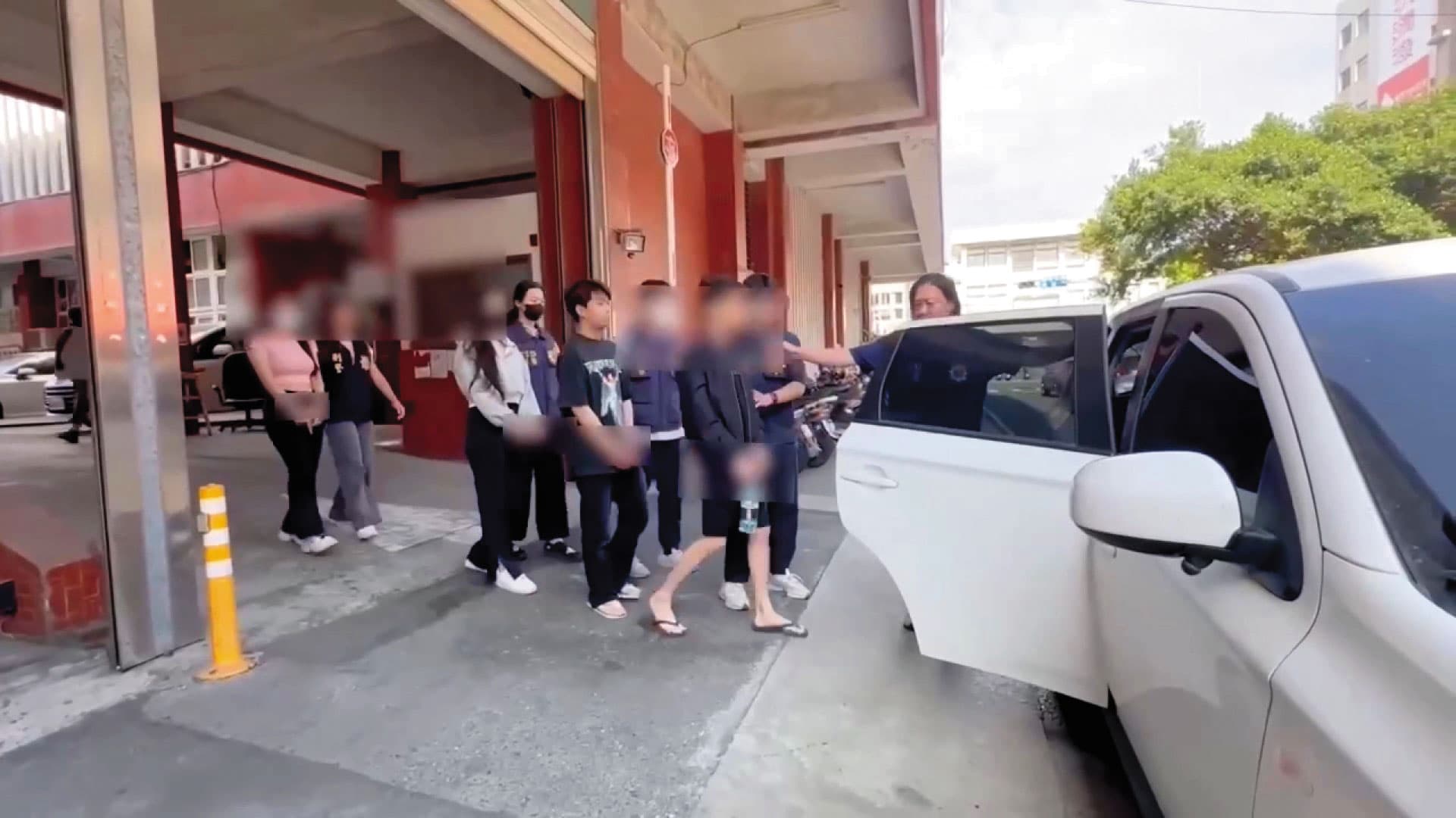 檢警從藏身高雄市區豪宅的水房基地逮捕多位共犯,懷疑還有漏網之魚,正全力偵辦中。(翻攝畫面)