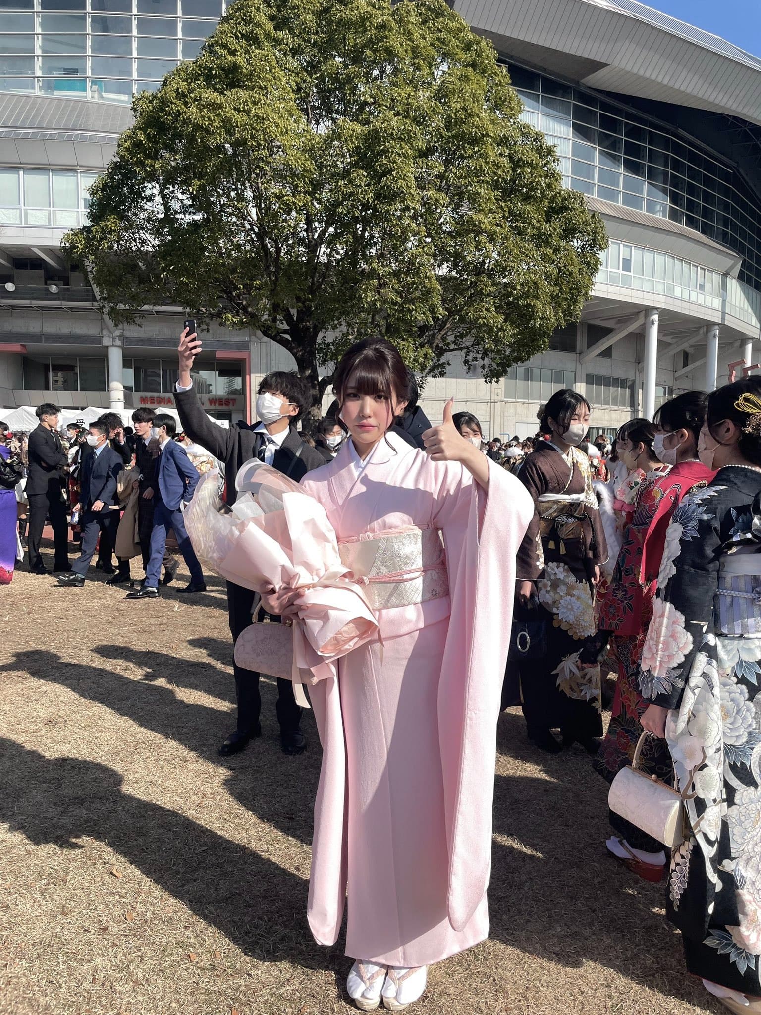 日本網友中村珠愛莉女大十八變,貼出自己去年身穿粉紅色和服參加成年禮的美照。(翻攝@9ninecat_ X)