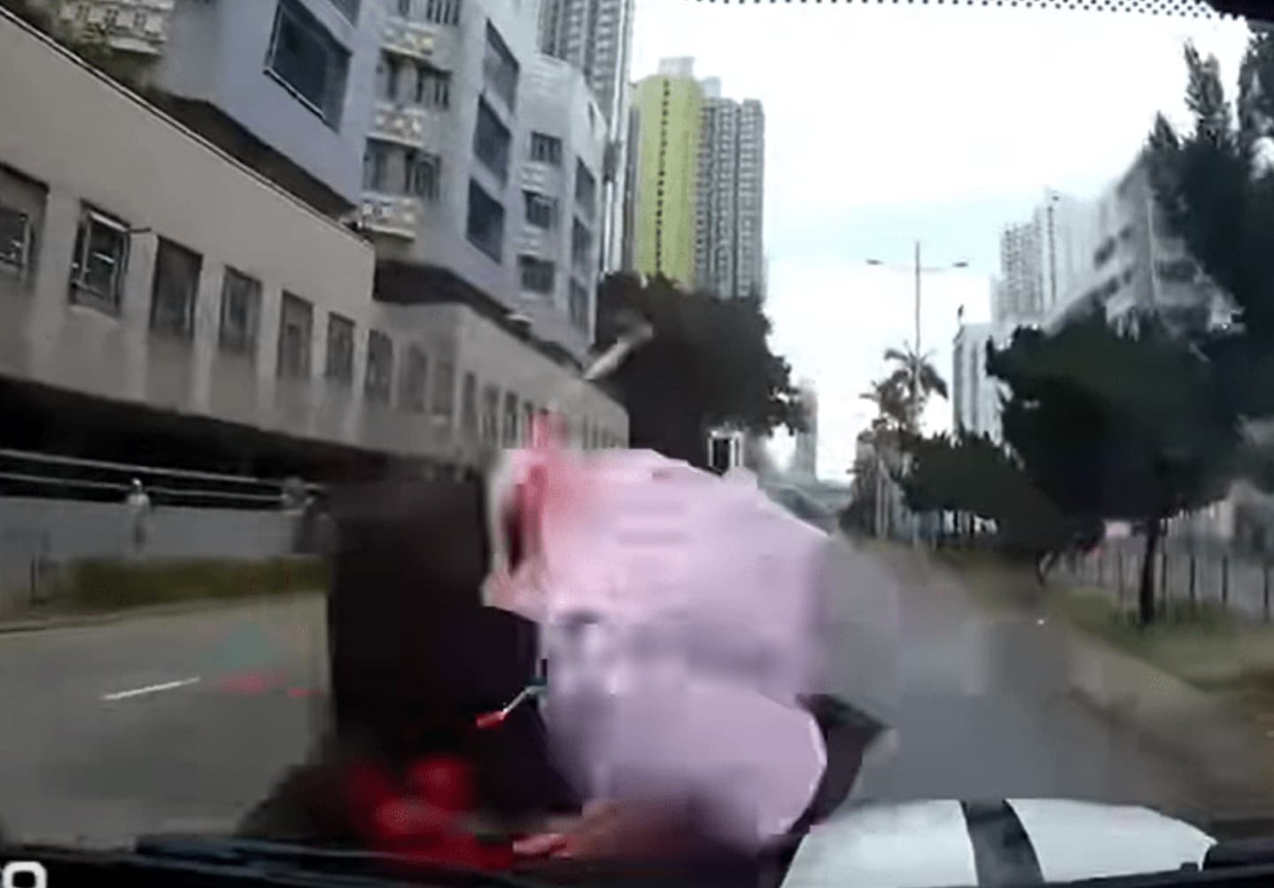 影片曝光隨即引發網友議論，紛紛痛批媽媽亂衝馬路的行為太誇張。（翻攝「香港突發事故報料區」臉書）