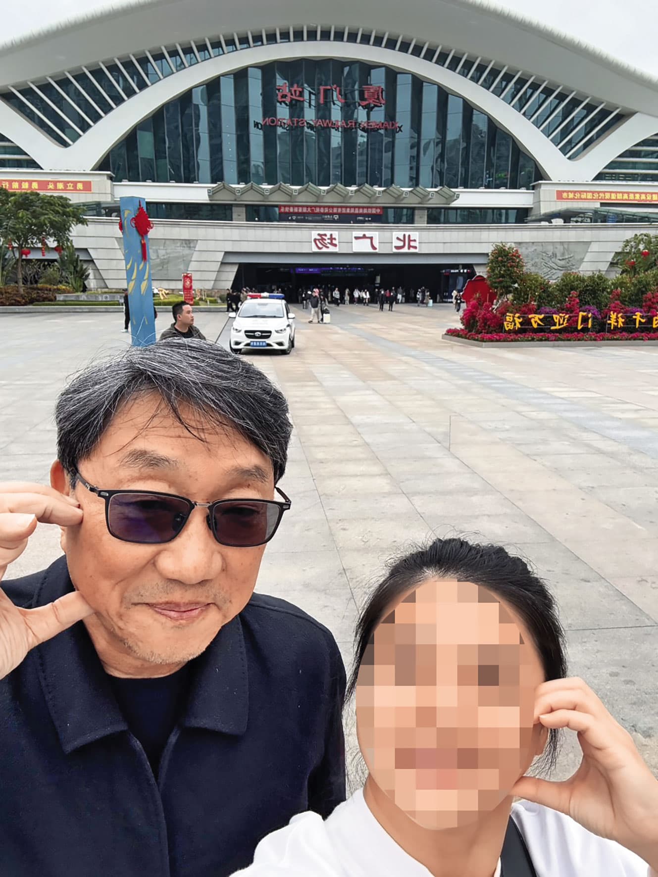 長榮大學副教授張振平(左)與A小姐(右)交往期間,留下「臉頰愛心」的甜蜜合照。(讀者提供)