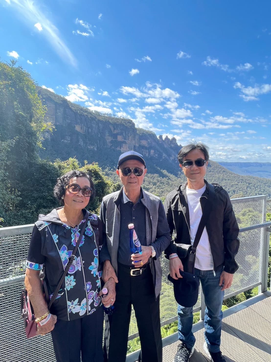 出身台南新營的黃仲銘(右),從小家境雖清苦,但父母卻非常有遠見栽培他讀書翻轉人生。(黃仲銘提供)