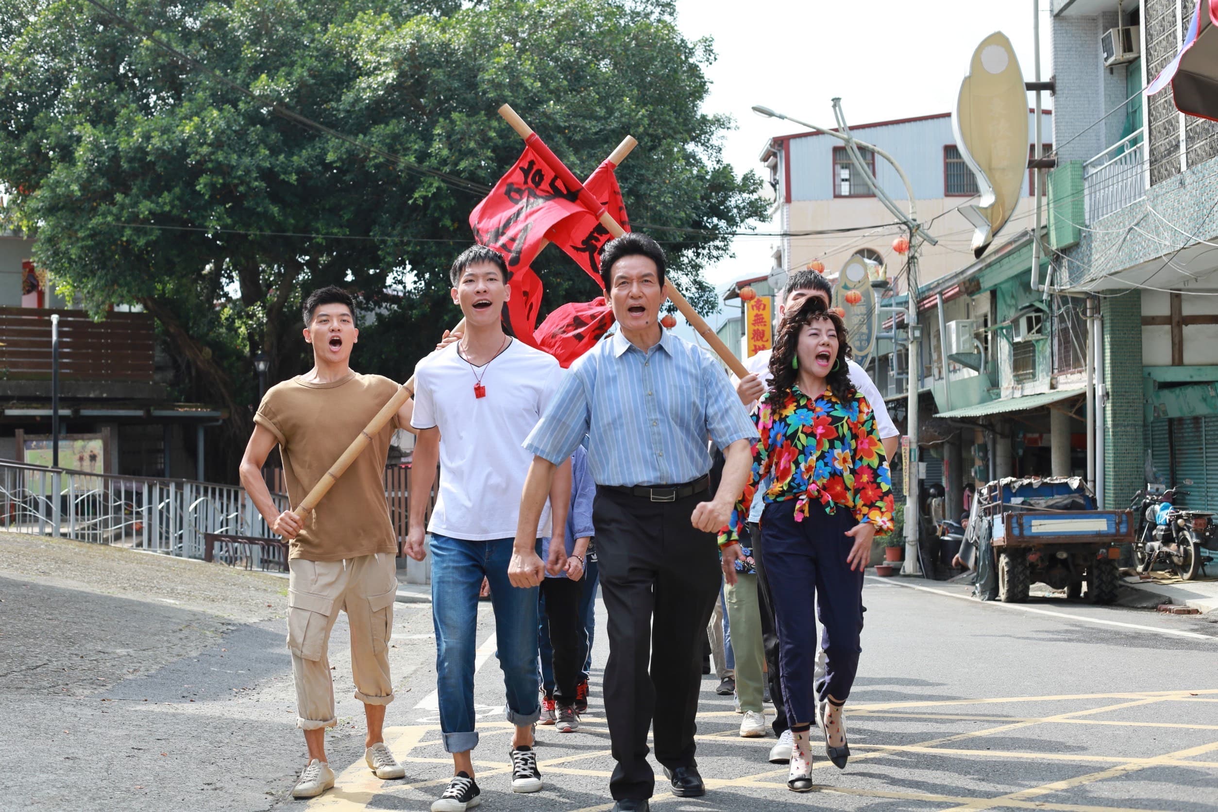 錦雯的半屏山、霍正奇的電棒捲頭原汁原味呈現鄉民風情。(大愛提供)
