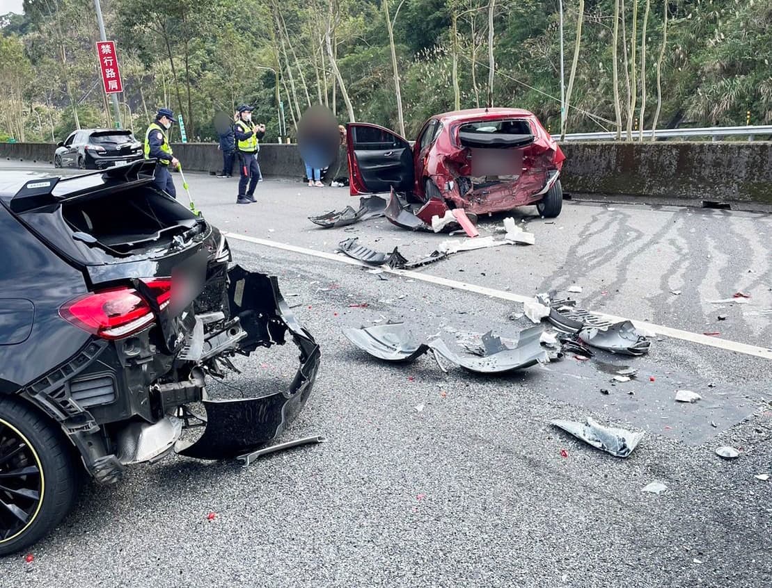 國道3號北上木柵段8日上午發生嚴重車禍,現場散落車體板金,一片狼藉。(翻攝國道公路警察局臉書)