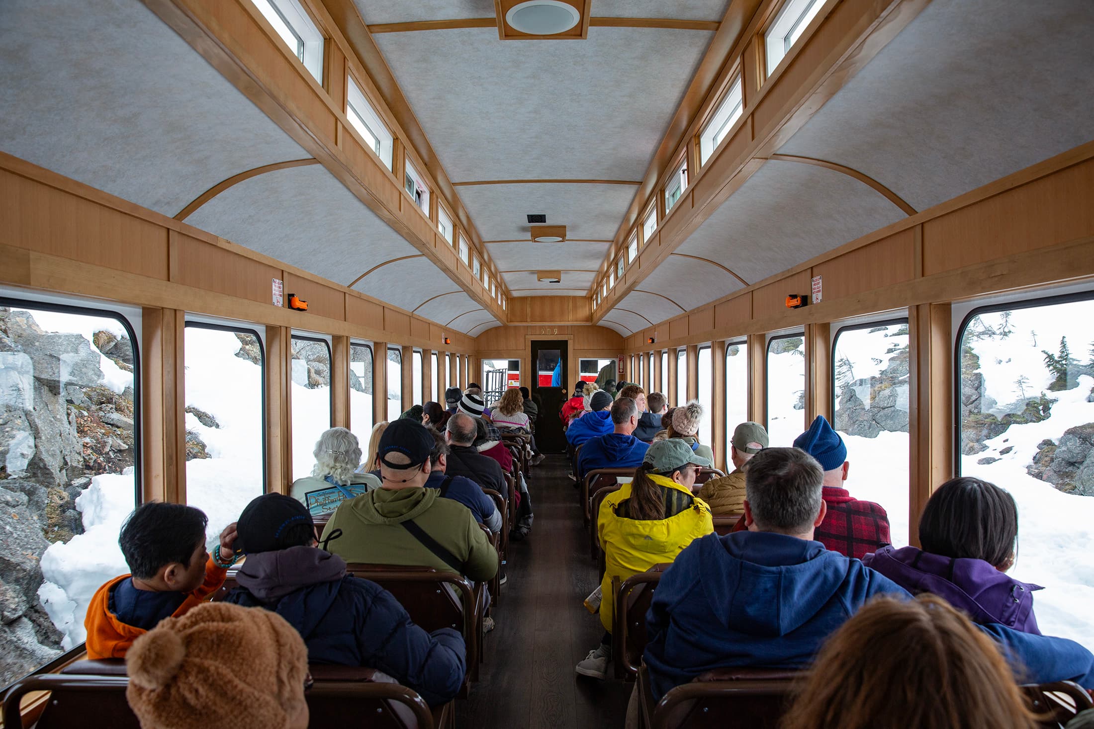 修復完成的復古車廂保留19世紀末風格,搭乘列車彷彿穿越時空,重返克朗代克淘金熱年代。