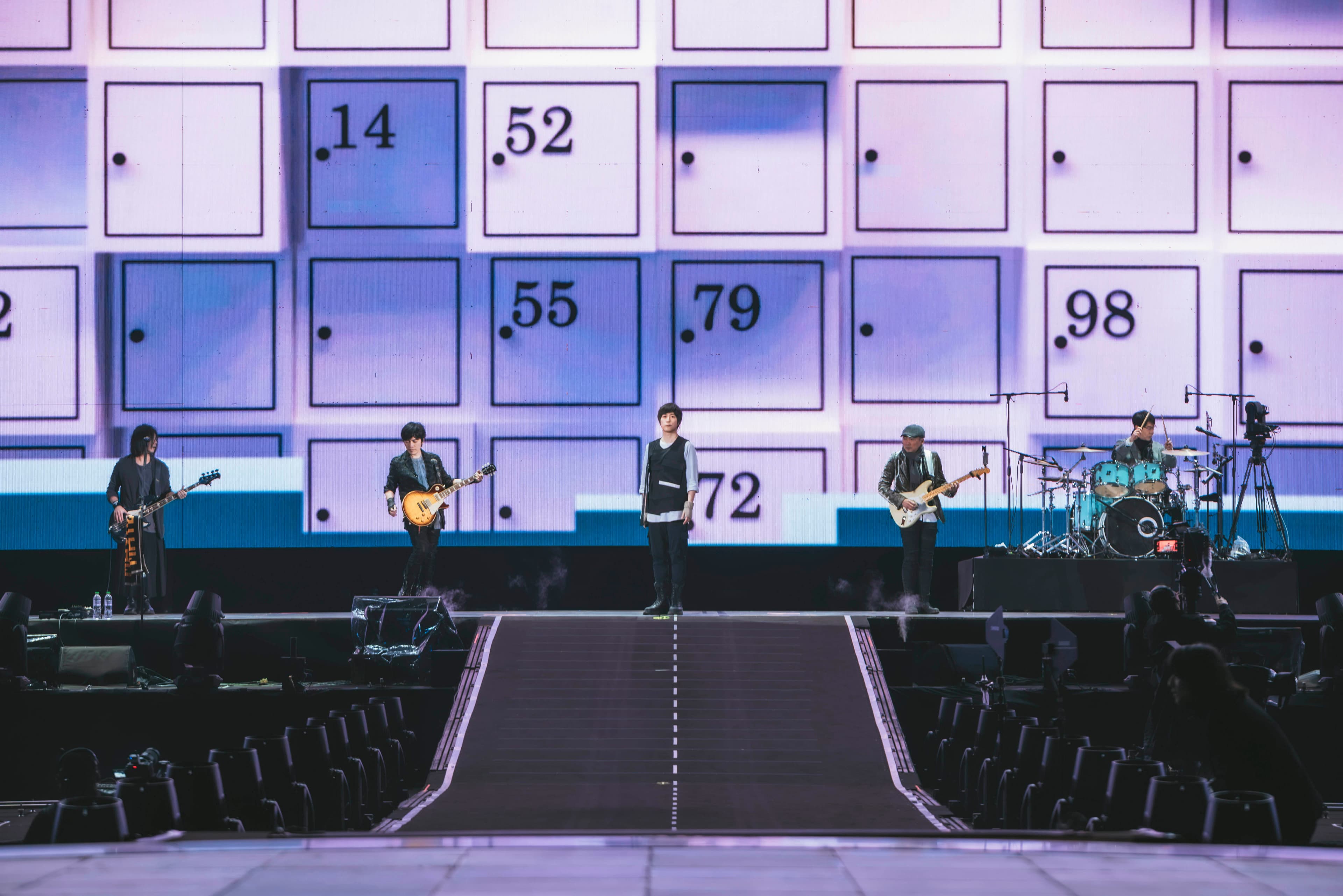 五月天透過歌曲和歌迷回憶一路走來的點滴故事。(相信音樂提供)