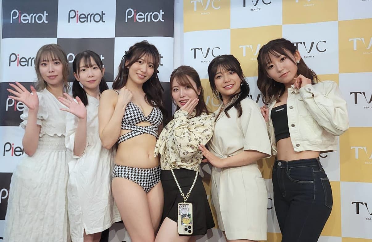 山岸綺花(左三)與川越仁子、藤田梢、Kozue Minami、松本梨穗、永井堇一起參加TAE成人博覽會。