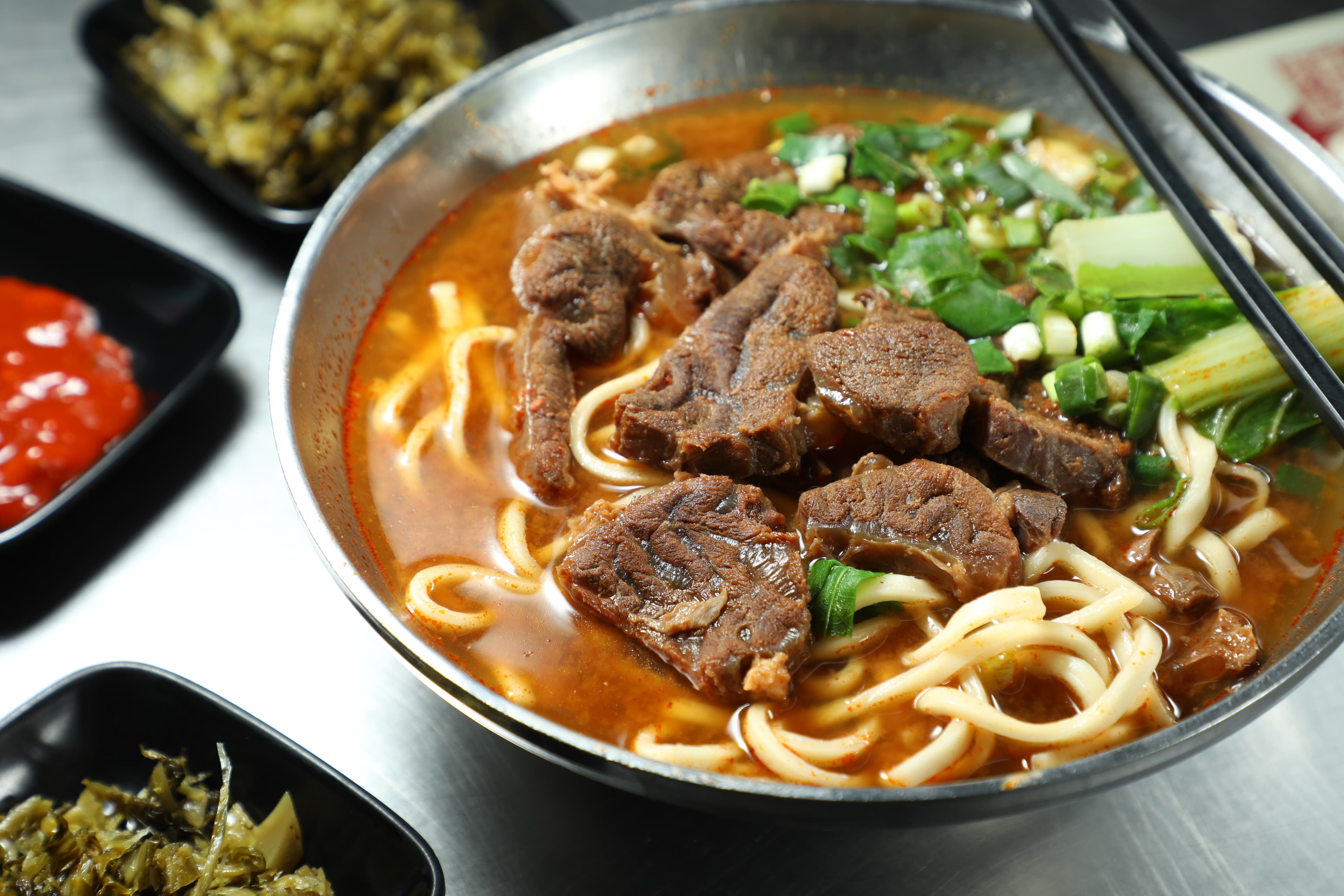24小時營業的永川牛肉麵同樣主打辣味湯頭與耐煮的自製麵條,深受許多在地人的喜愛。(何宗昇攝)