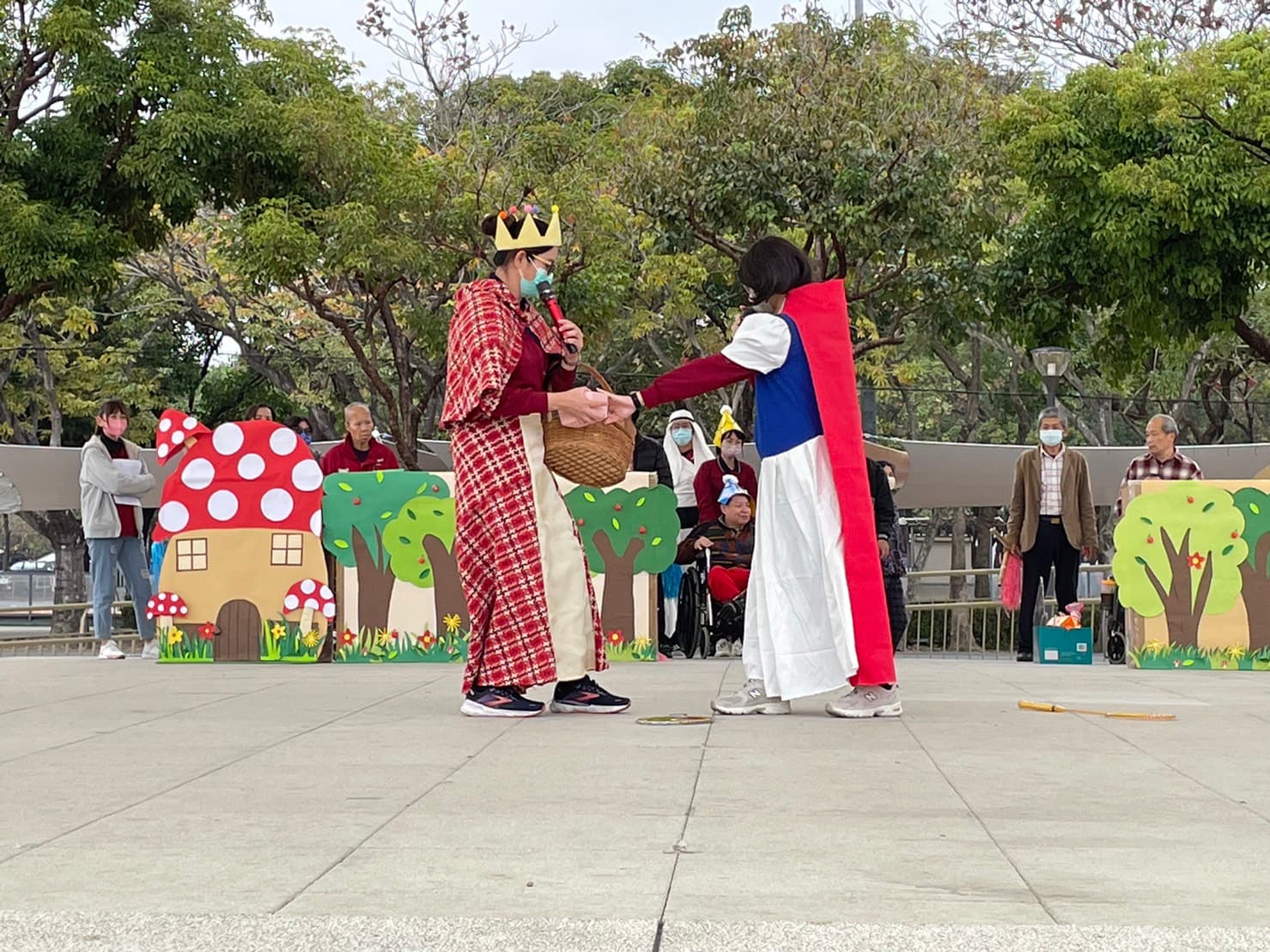 雲林身障養護中心的同仁與服務對象在膨鼠公園為大家帶來精心準備的表演。(雲林身障養護中心提供)