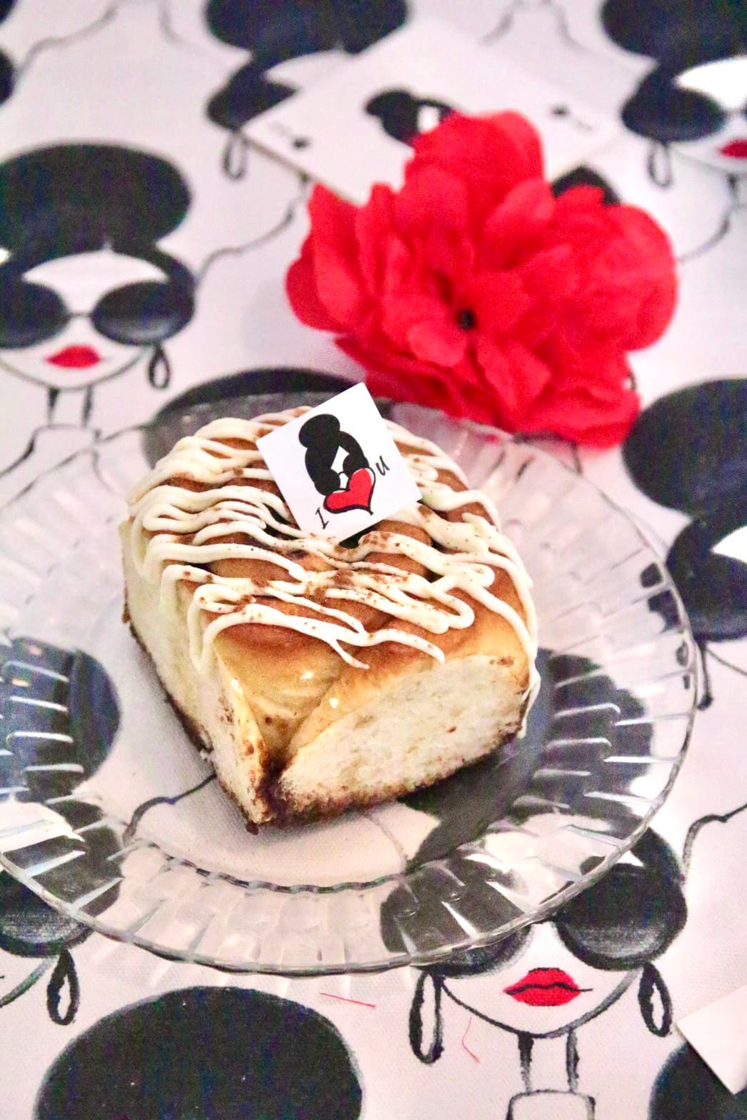 「經典奶霜肉桂捲」搭配滑順解膩的cream cheese恰到好處。(180元/份)