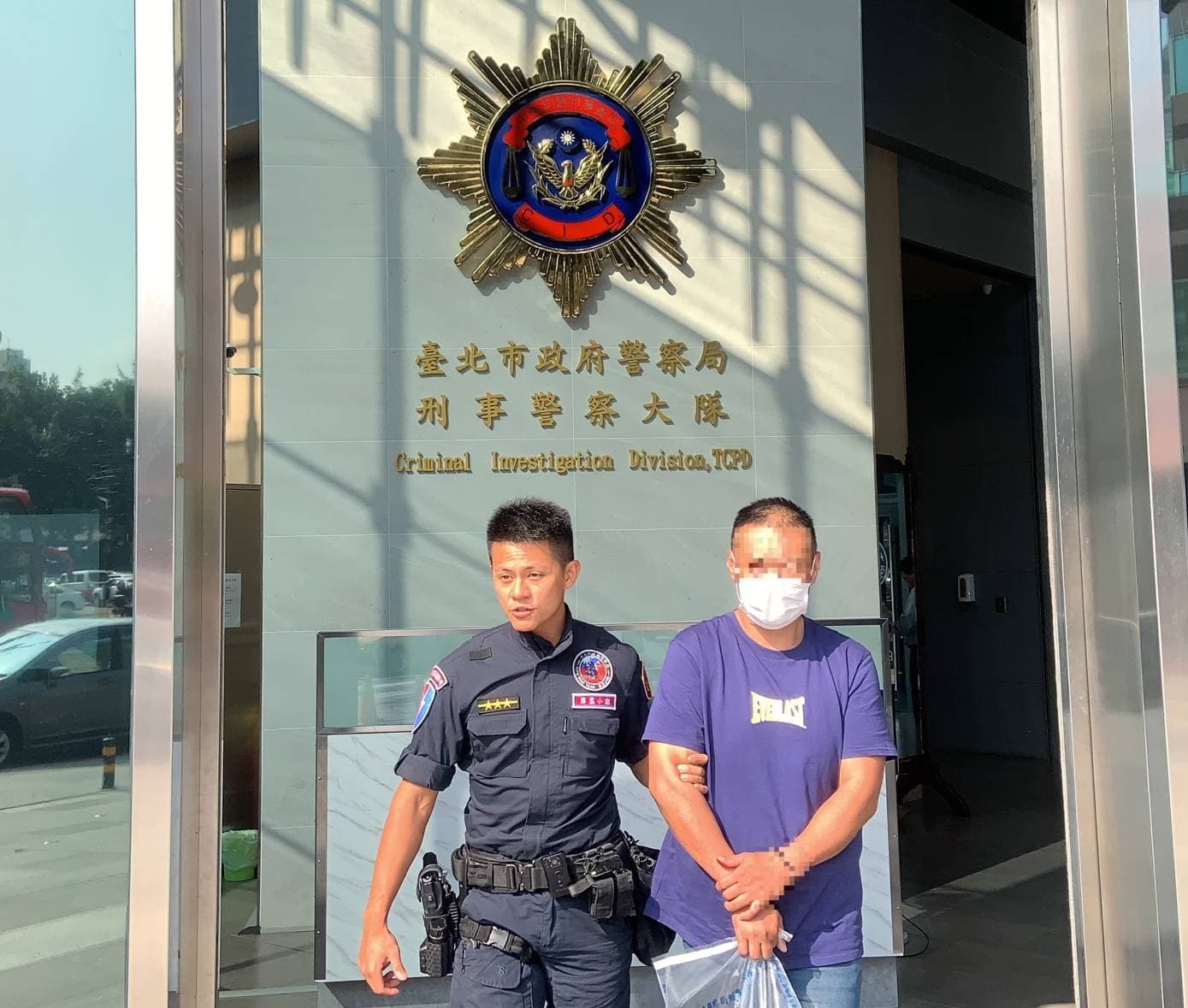 警方偵訊後將周男依加重竊盜罪送辦。(翻攝畫面)