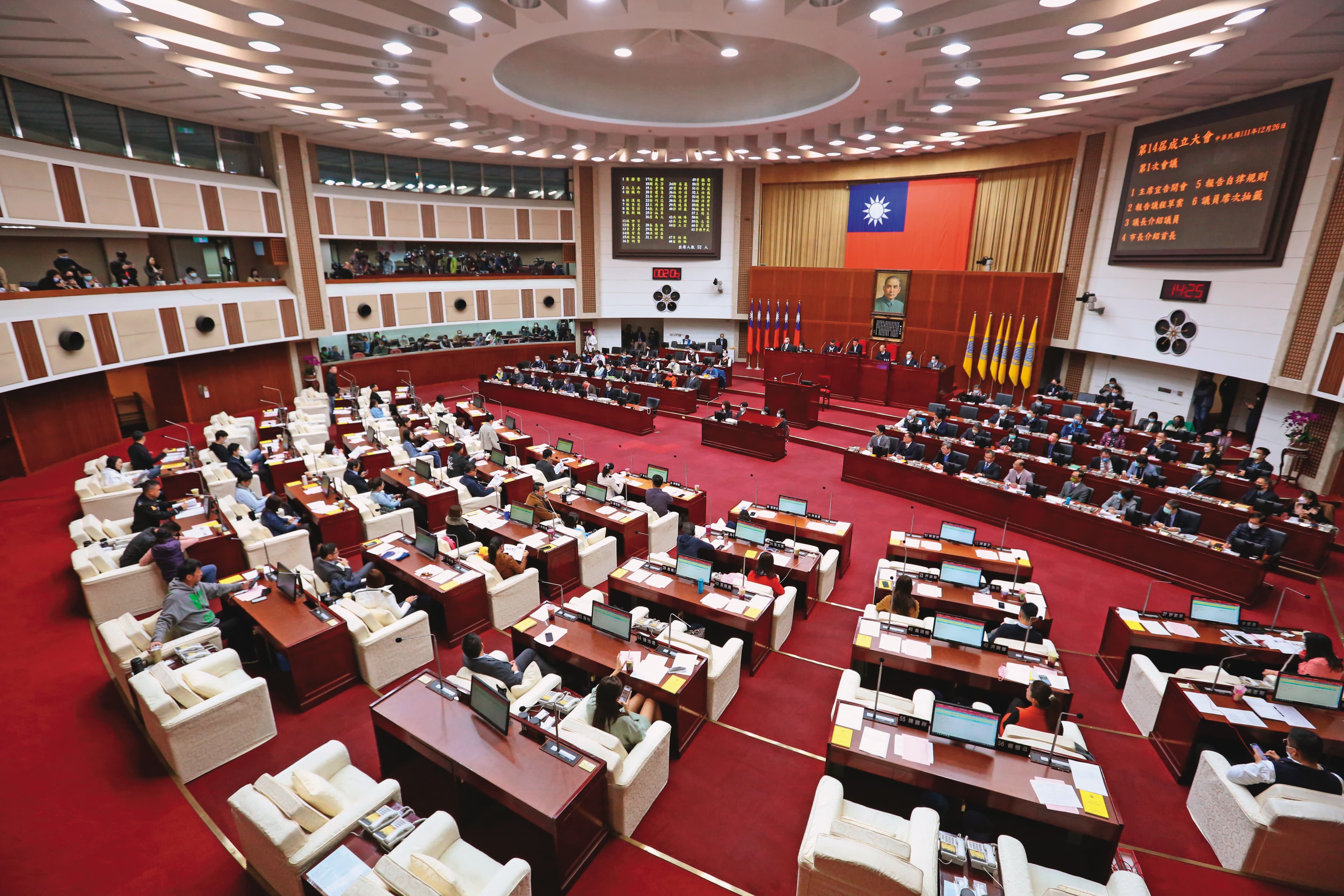 陳重文遭羈押禁見,卻還能在監獄遙控議員同仁代為質詢,顯示有勾串之虞。圖為北市議會。