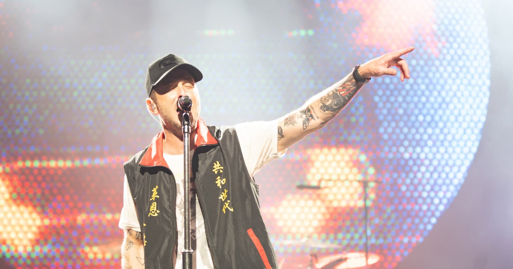 OneRepublic（共和世代）主唱Ryan Tedder 穿上宮廟背心讓粉絲笑翻。（Live Nation提供）