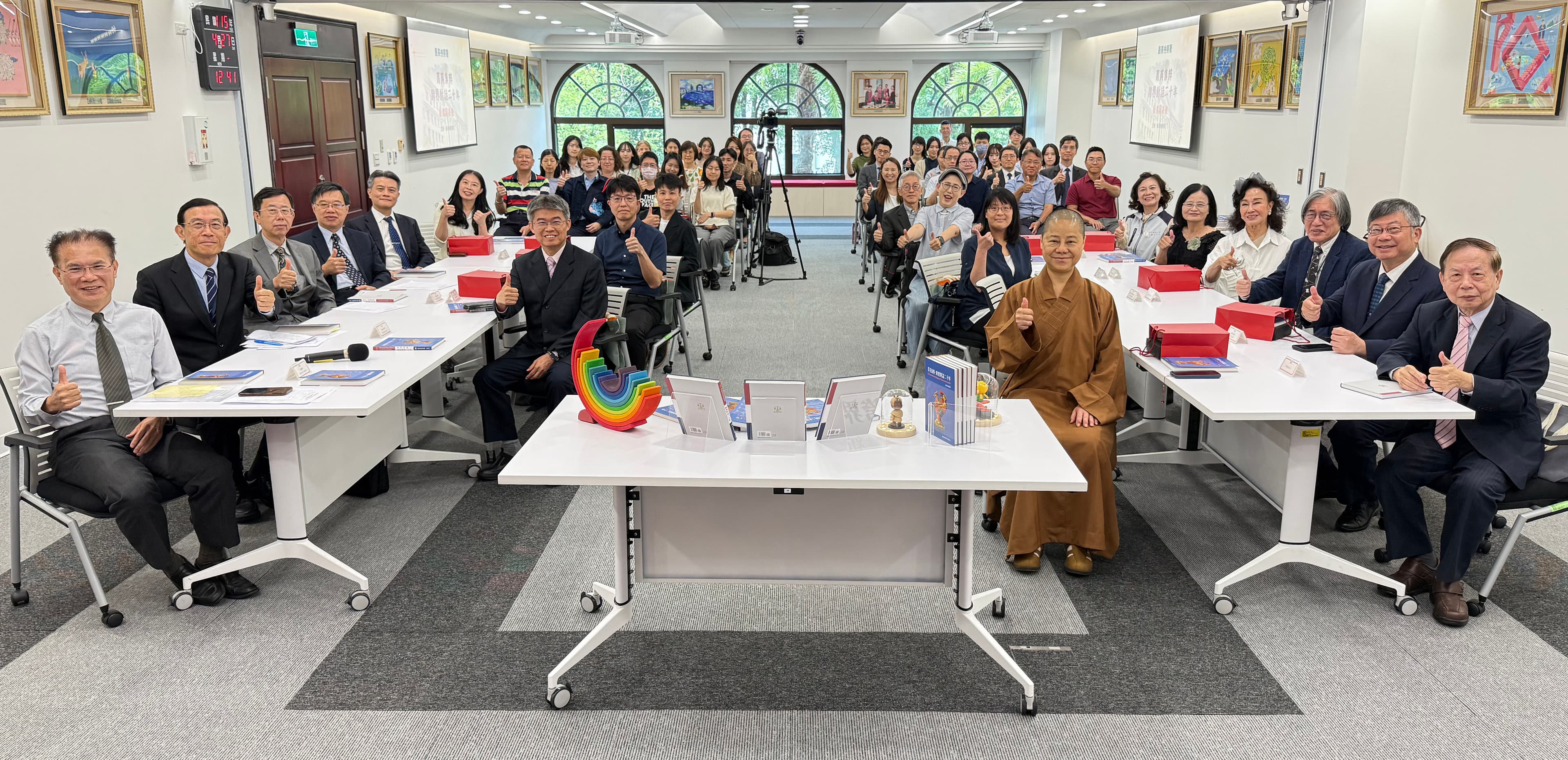 最高檢今日舉辦《菁英集粹-跨界對話二十年》新書發表會，邀請法務部政務次長黃謀信、臺大醫院名譽教授許金川、輔大醫院院長黃瑞仁、PC home網路家庭創辦人詹宏志、台積電慈善基金會執行長彭冠宇、知名舞蹈家曹金鈴、佛光山台北道場監院妙眾法師、喜樂保育院院長林玉嫦等貴賓蒞臨共襄盛舉。（最高檢提供）