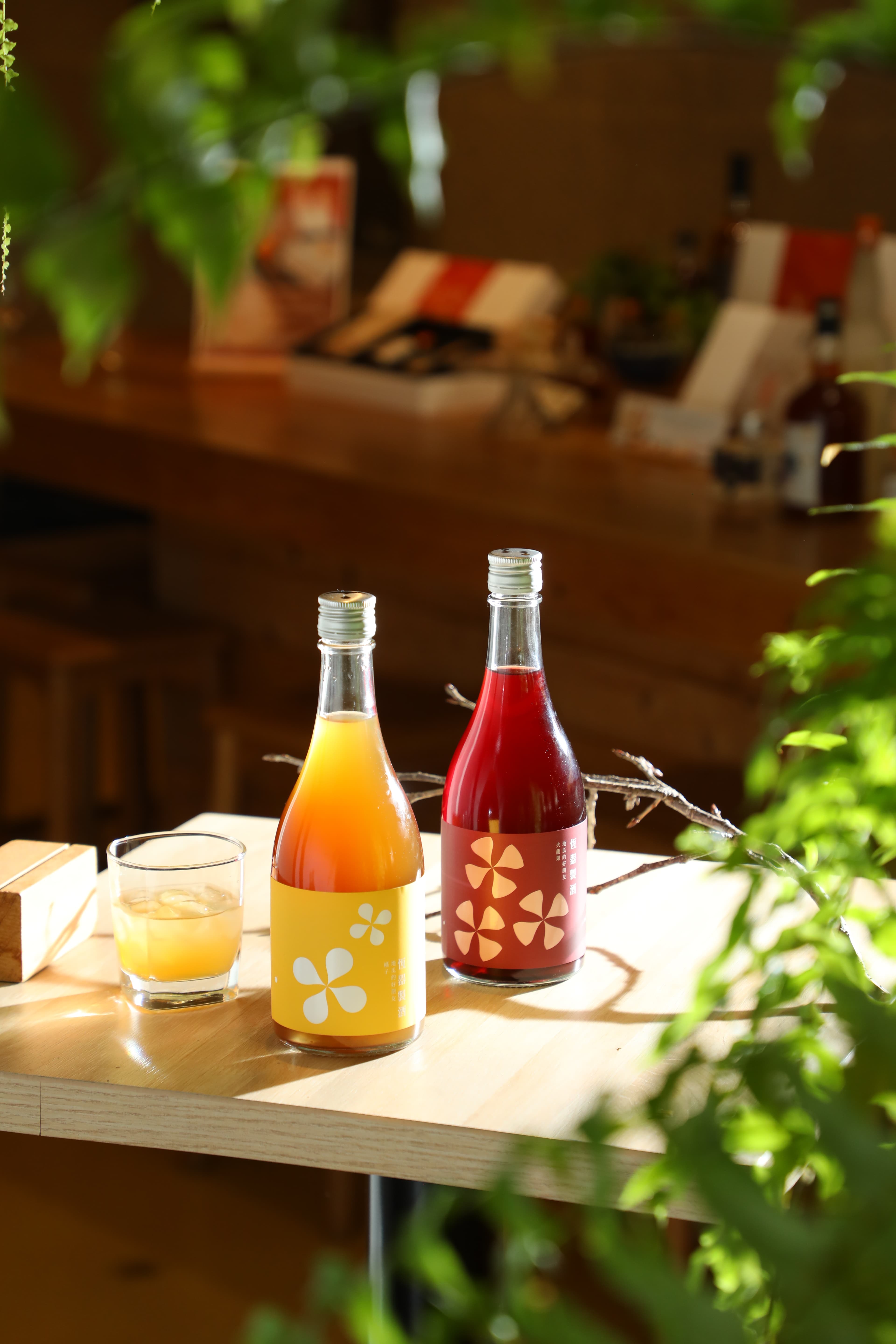 恆器的果實酒新品「地瓜的好朋友—橘子」(前)與「地瓜的好朋友—火龍果」,都很適合加冰飲用。(皆680元/瓶)