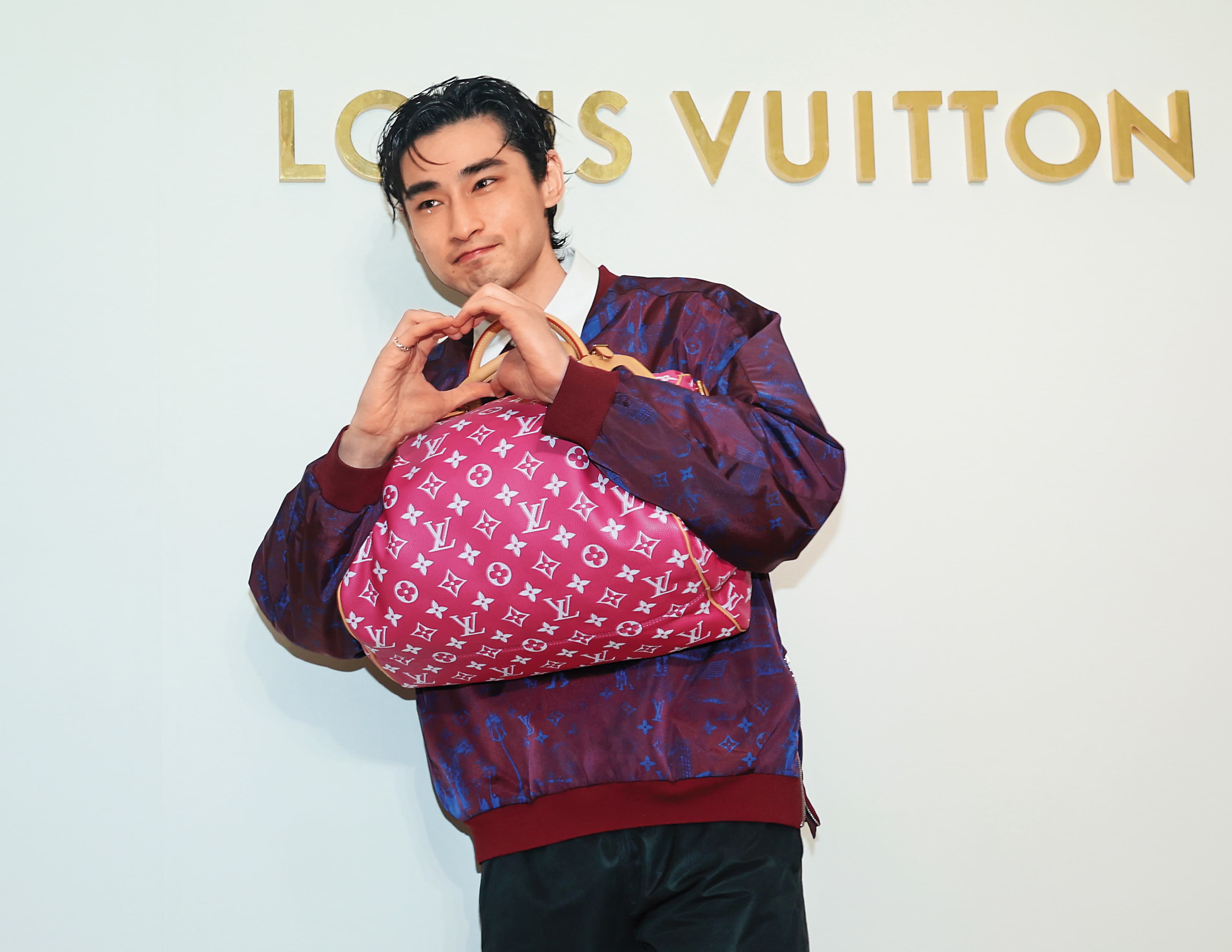 章廣辰現身LV新店開幕派對,好想當他懷裡的那咖包…