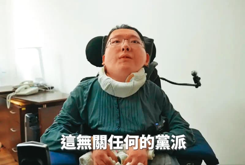 律師陳俊翰在《夜夜秀》被模仿,引爆大眾怒火。(翻攝自民進黨臉書)
